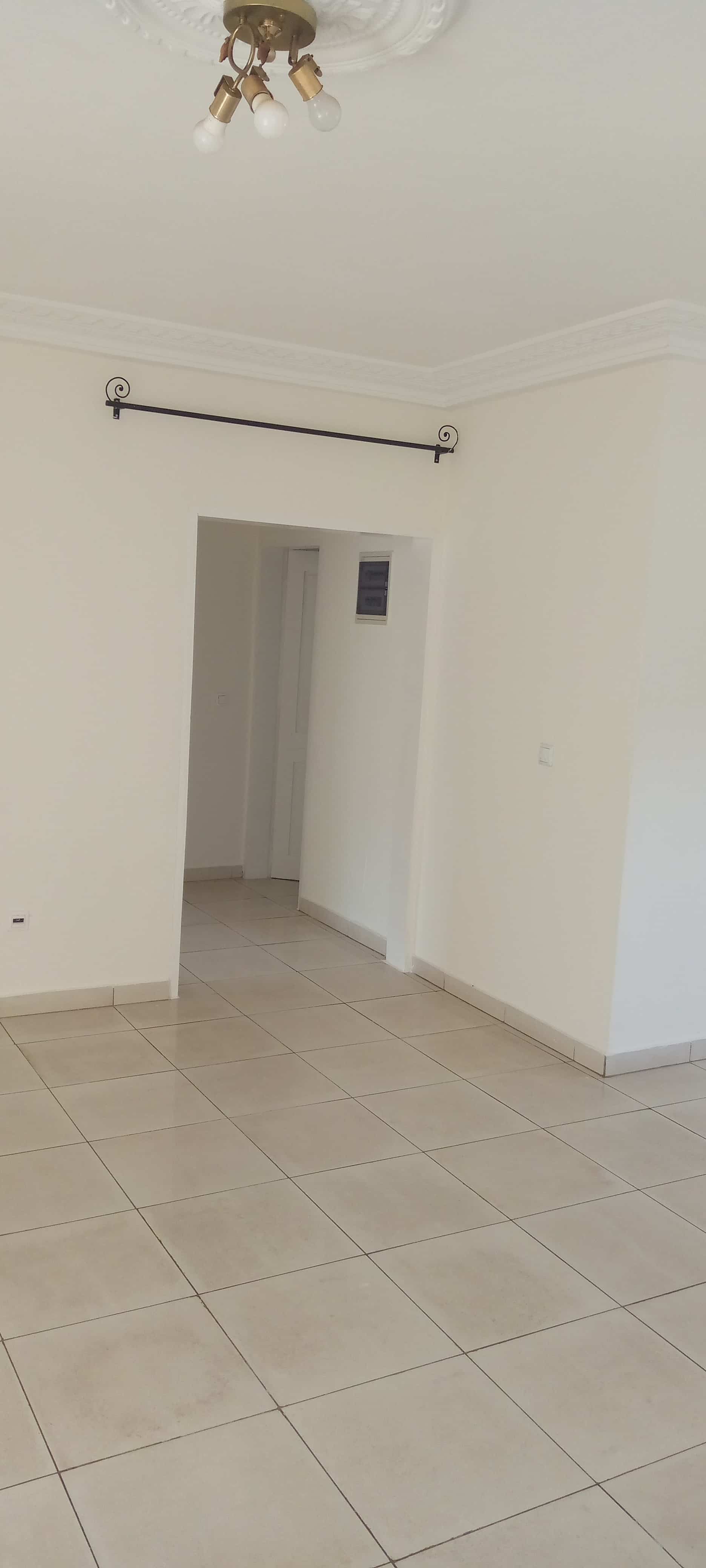 Apartment to rent - Yaoundé, Bastos, Pas loin du rond point - 1 living room(s), 2 bedroom(s), 3 bathroom(s) - 350 000 FCFA / month