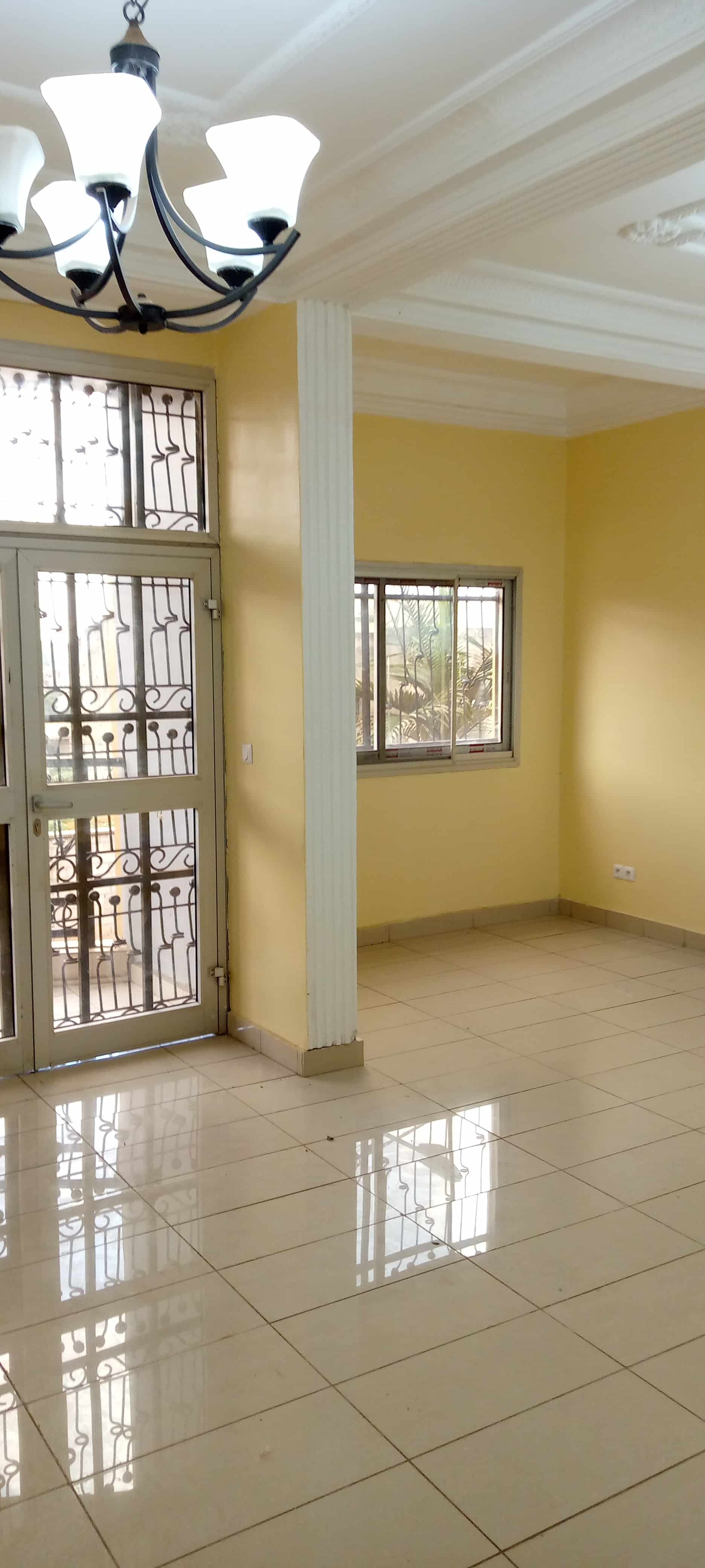 Apartment to rent - Yaoundé, Mfandena, Pas loin de la mobil - 1 living room(s), 2 bedroom(s), 3 bathroom(s) - 350 000 FCFA / month