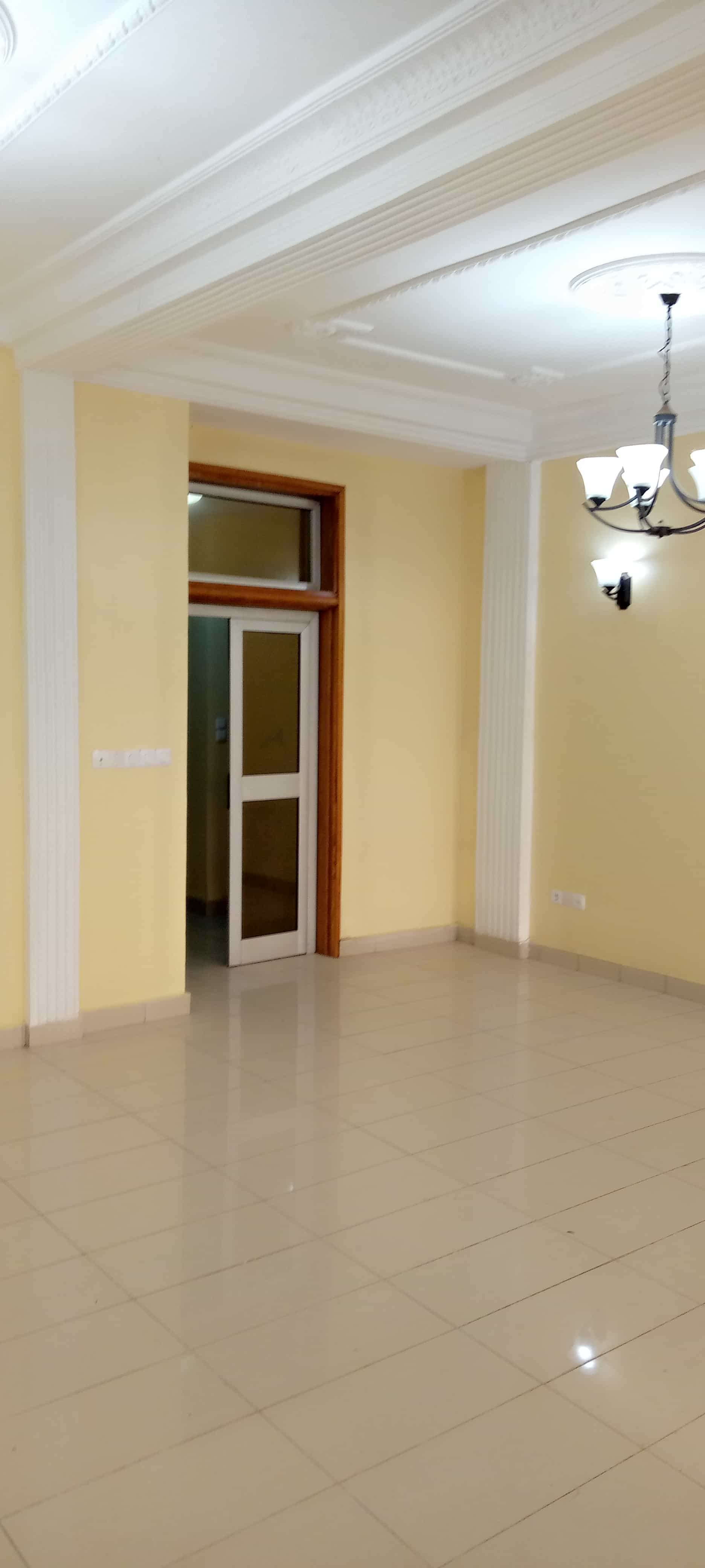 Apartment to rent - Yaoundé, Mfandena, Pas loin de la mobil - 1 living room(s), 2 bedroom(s), 3 bathroom(s) - 350 000 FCFA / month