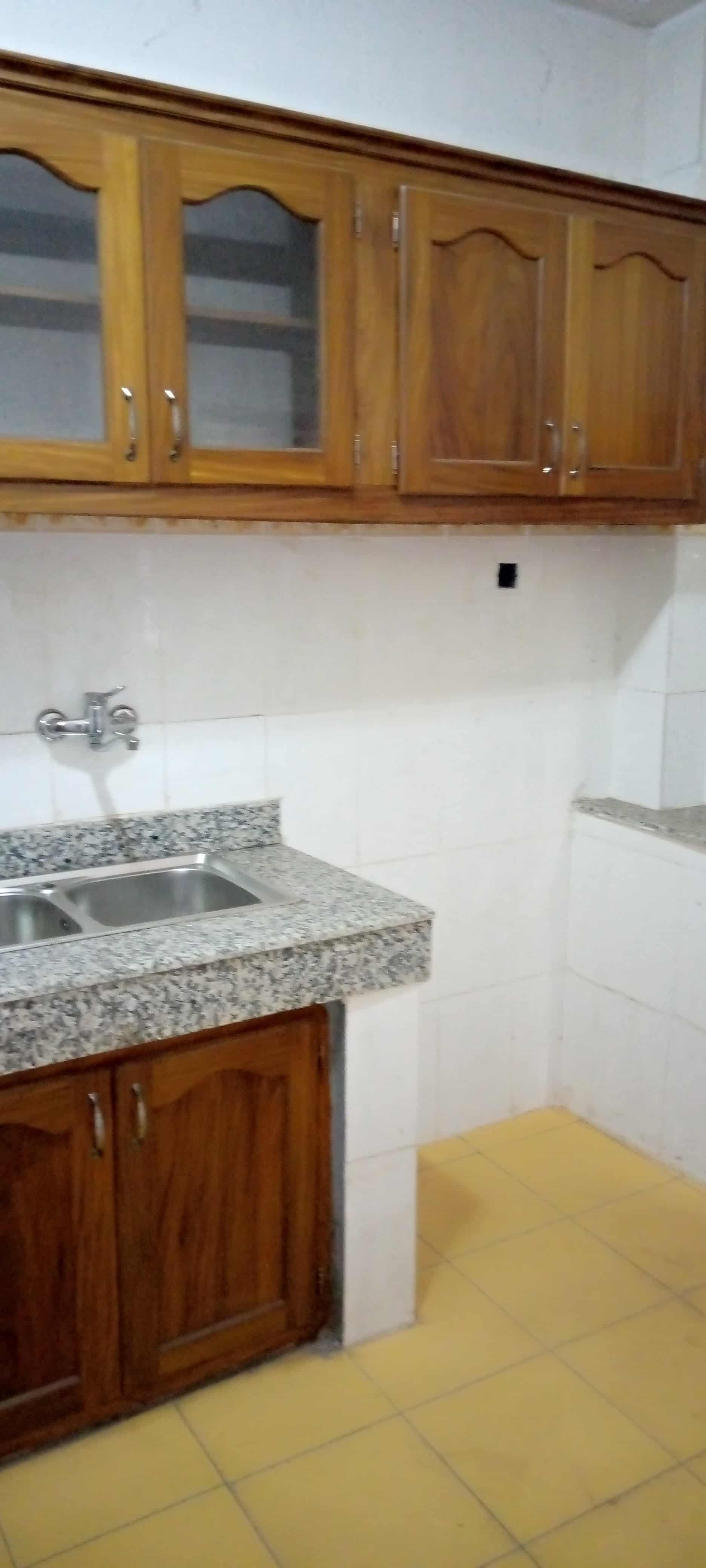 Apartment to rent - Yaoundé, Mfandena, Pas loin de la mobil - 1 living room(s), 2 bedroom(s), 3 bathroom(s) - 350 000 FCFA / month