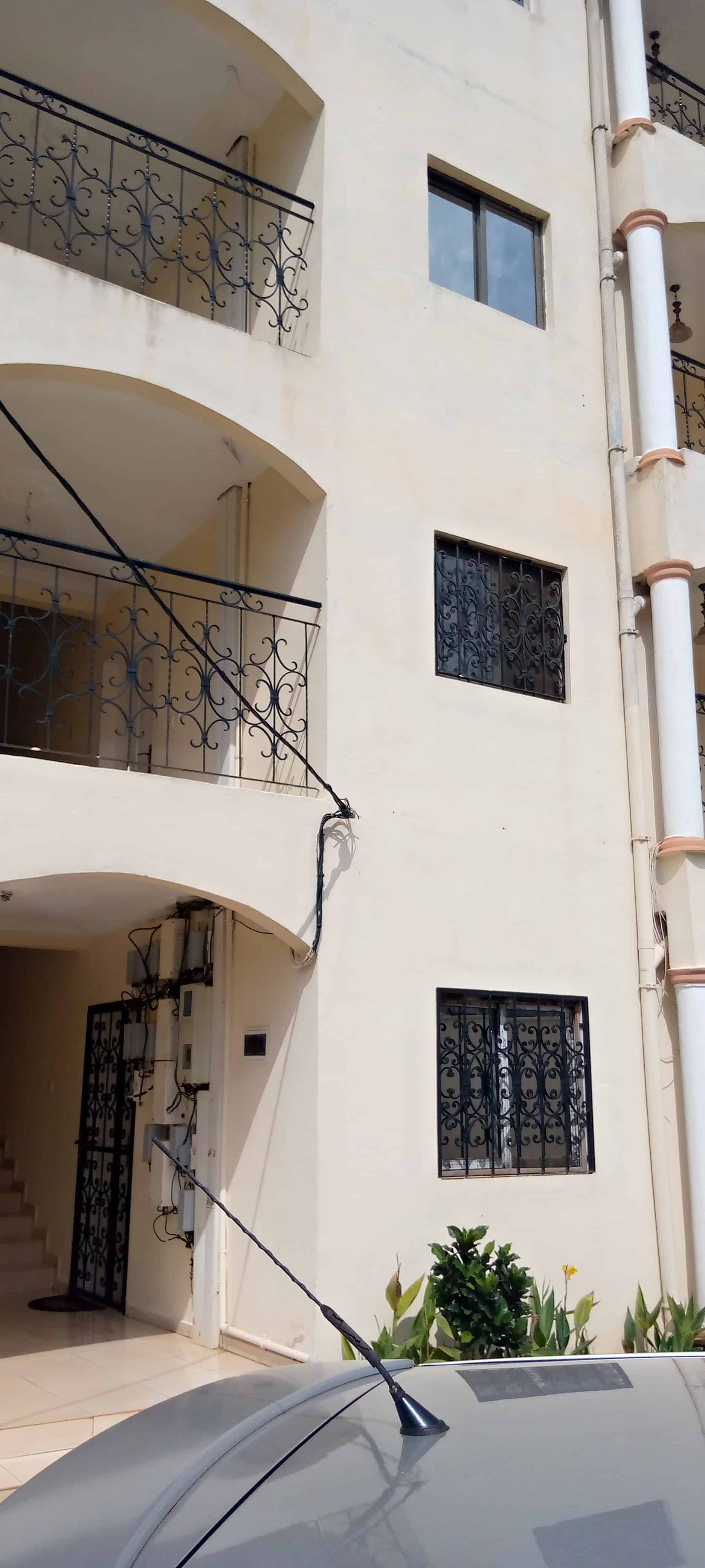 Apartment to rent - Yaoundé, Mfandena, Pas loin de la mobil - 1 living room(s), 2 bedroom(s), 3 bathroom(s) - 350 000 FCFA / month