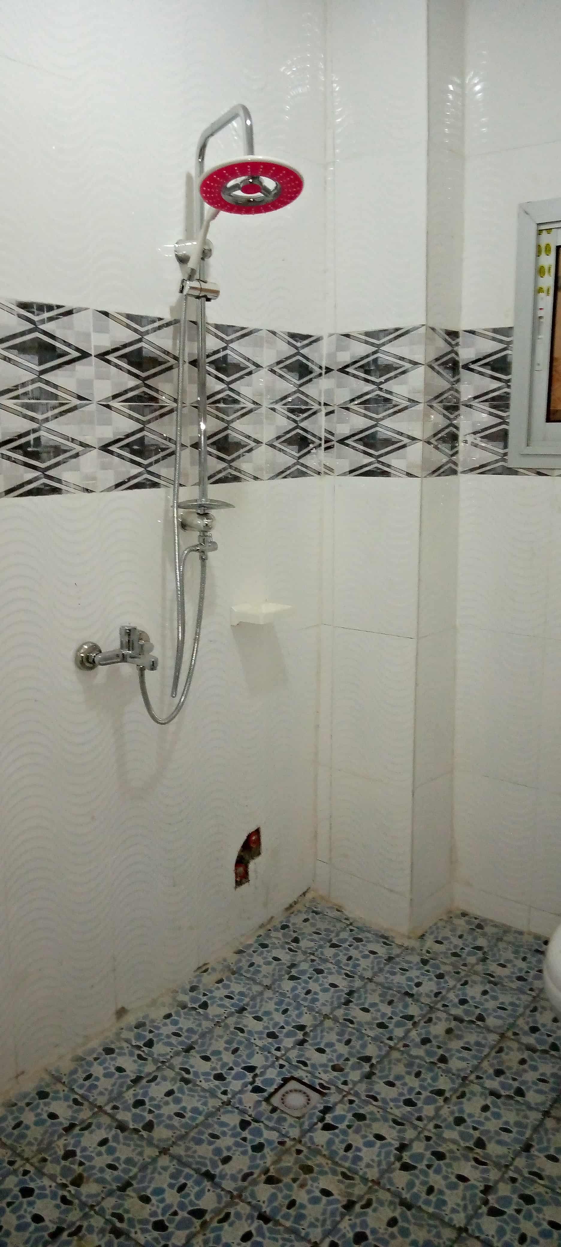 Apartment to rent - Yaoundé, Mfandena, Pas loin de la mobil - 1 living room(s), 2 bedroom(s), 3 bathroom(s) - 350 000 FCFA / month