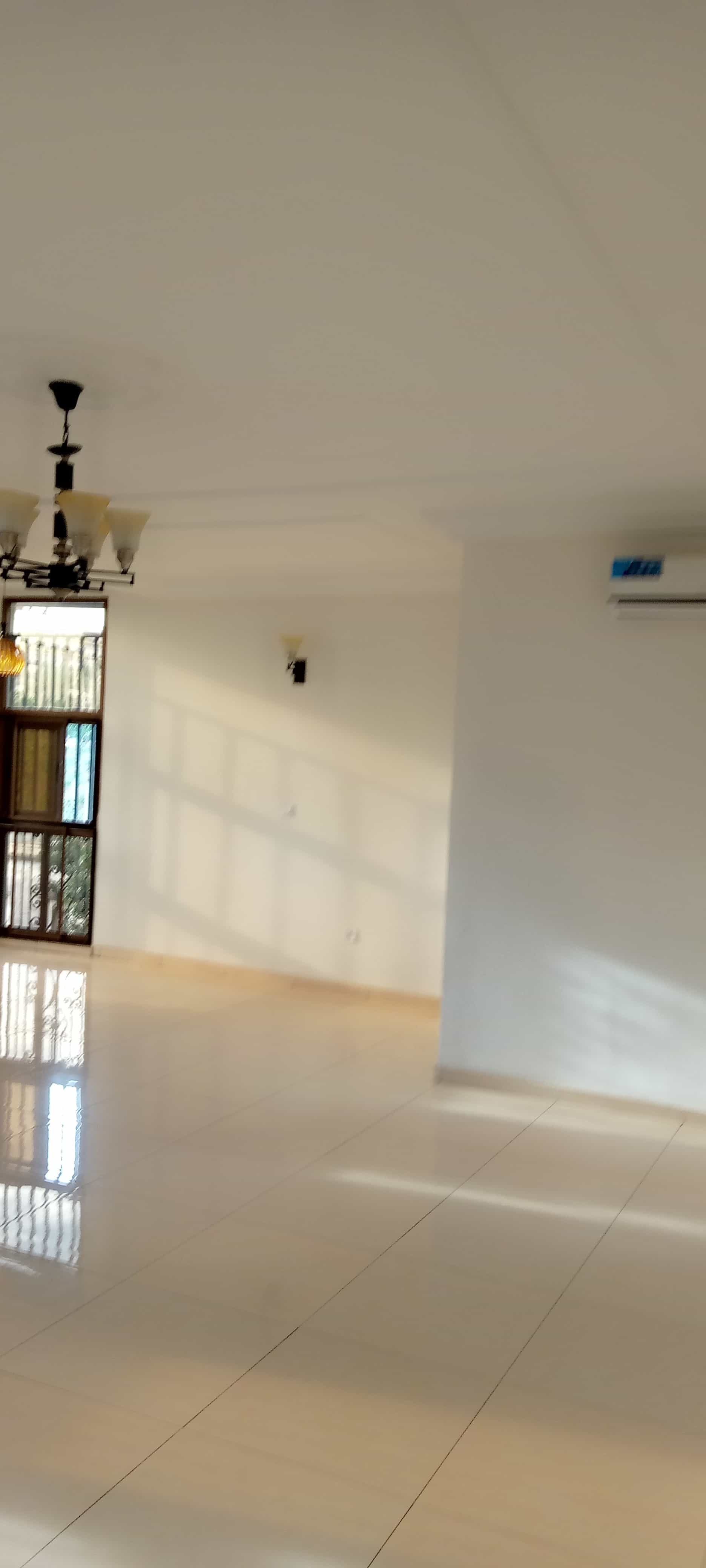 Apartment to rent - Yaoundé, Mfandena, Avenue foe - 1 living room(s), 2 bedroom(s), 3 bathroom(s) - 400 000 FCFA / month