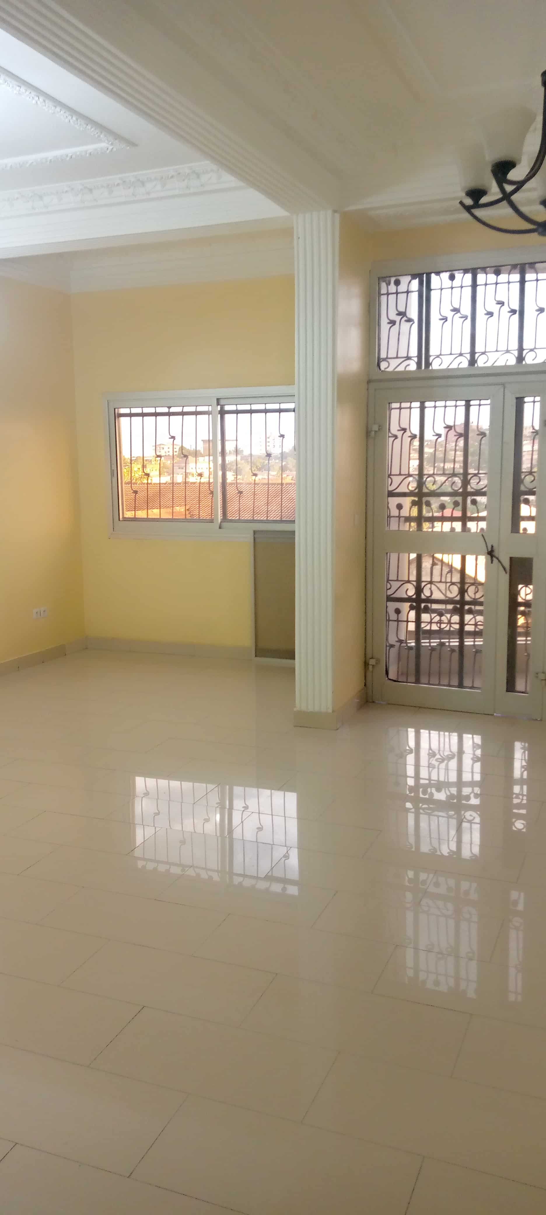 Apartment to rent - Yaoundé, Mfandena, Pas loin de la mobil - 1 living room(s), 3 bedroom(s), 3 bathroom(s) - 400 000 FCFA / month