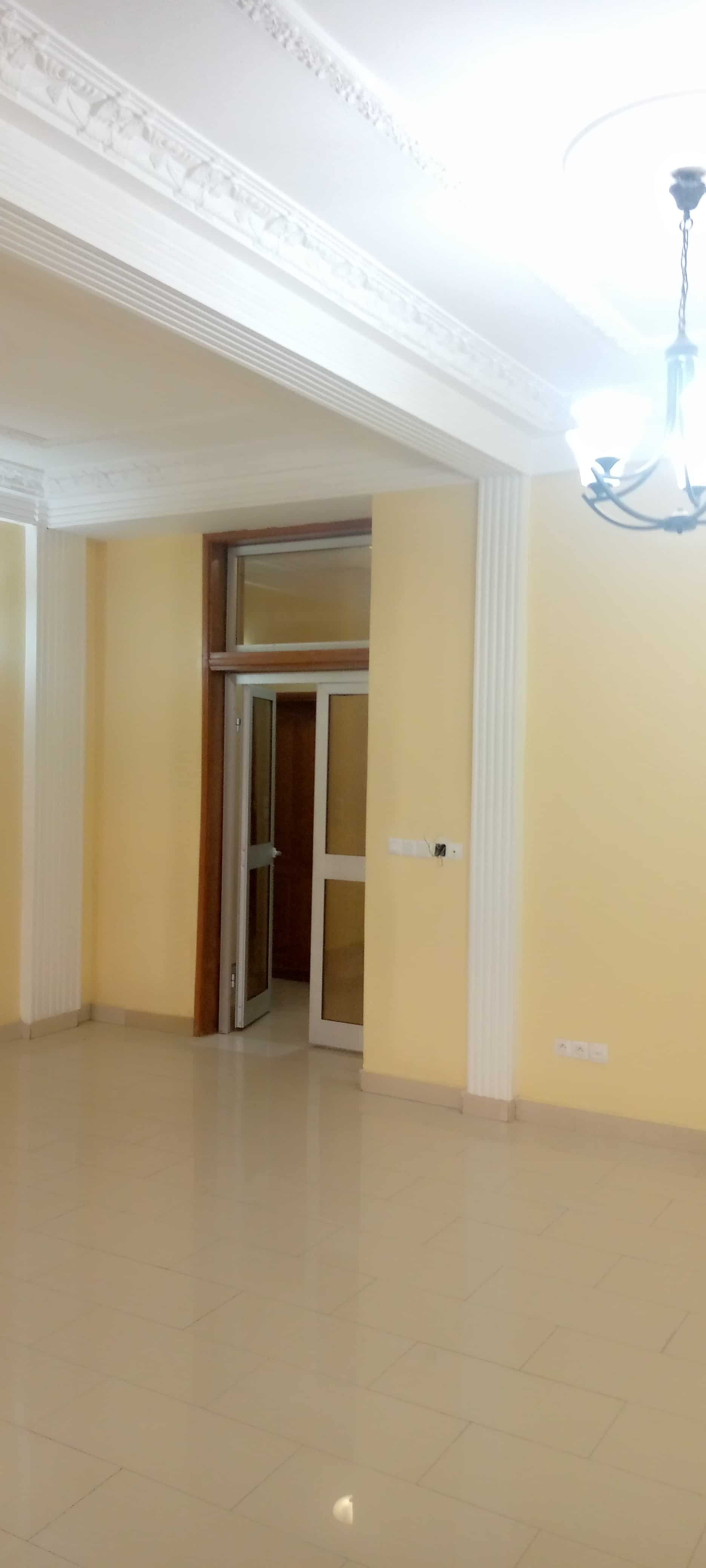 Apartment to rent - Yaoundé, Mfandena, Pas loin de la mobil - 1 living room(s), 3 bedroom(s), 3 bathroom(s) - 400 000 FCFA / month