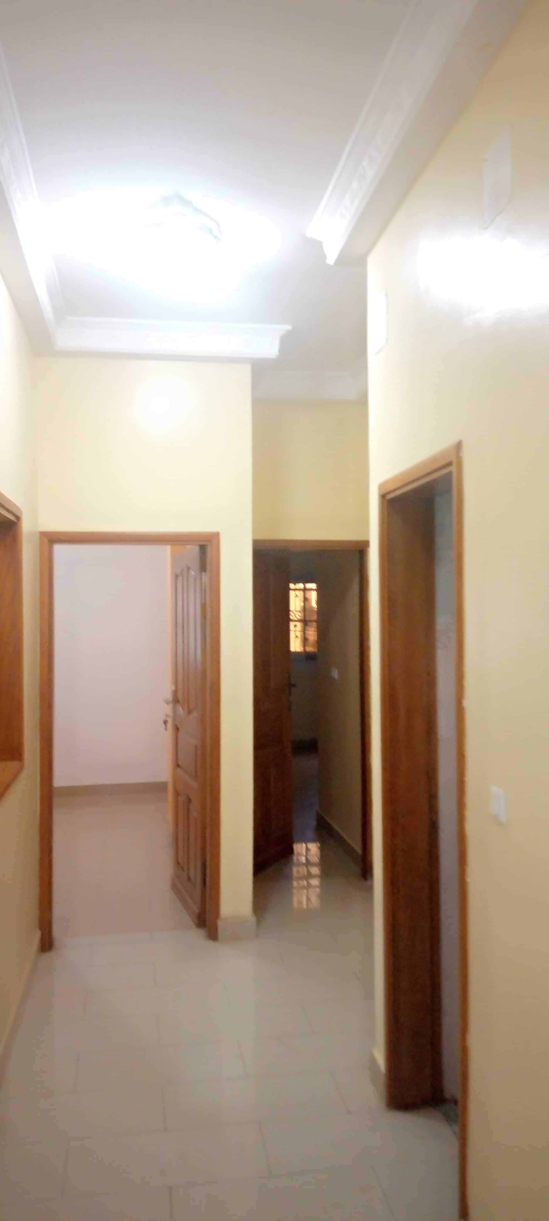 Apartment to rent - Yaoundé, Mfandena, Pas loin de la mobil - 1 living room(s), 3 bedroom(s), 3 bathroom(s) - 400 000 FCFA / month