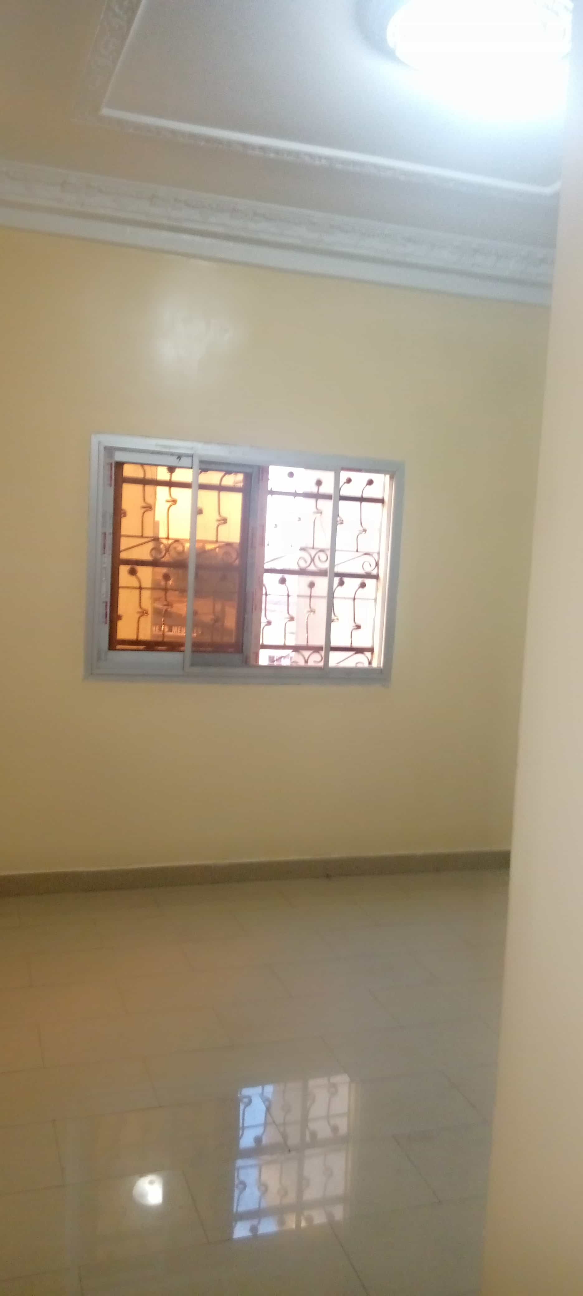 Apartment to rent - Yaoundé, Mfandena, Pas loin de la mobil - 1 living room(s), 3 bedroom(s), 3 bathroom(s) - 400 000 FCFA / month