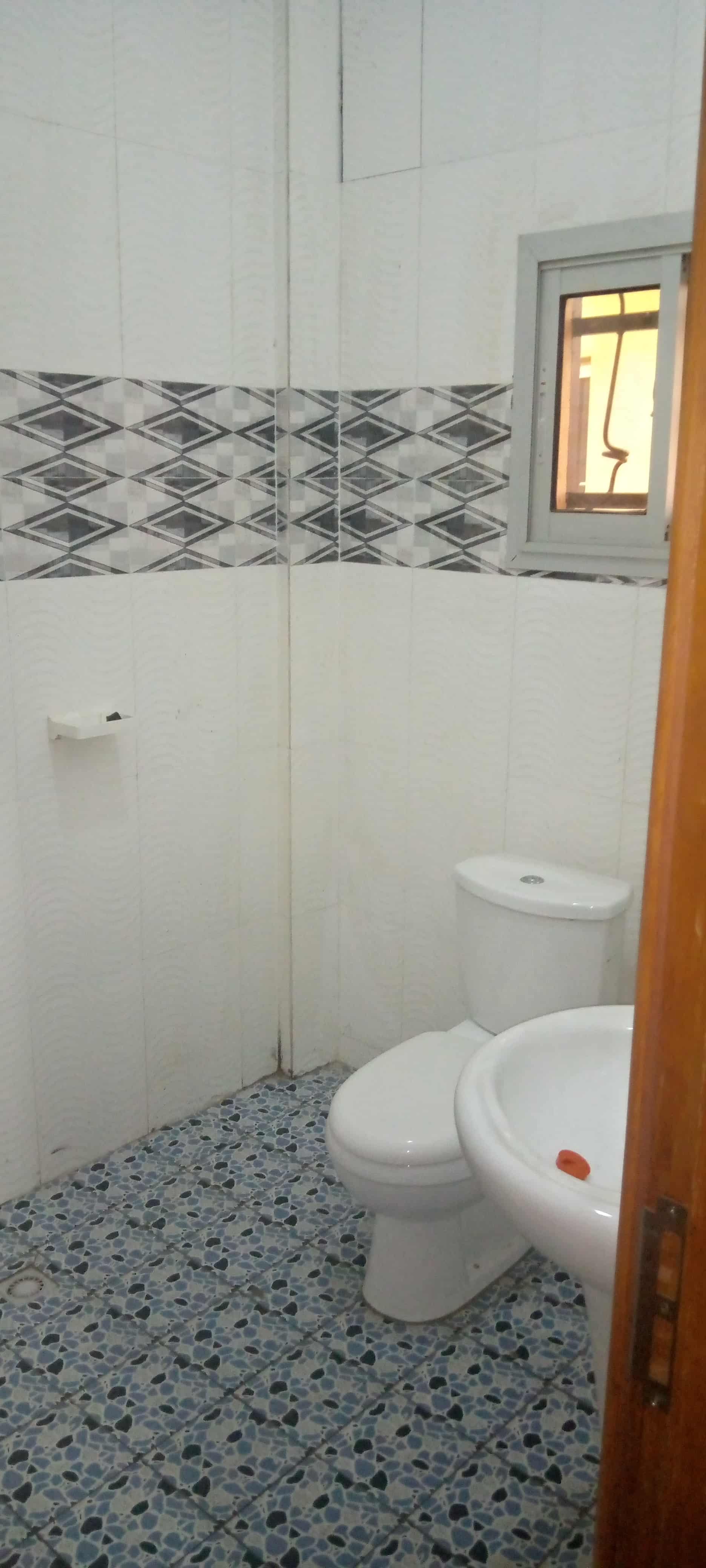 Apartment to rent - Yaoundé, Mfandena, Pas loin de la mobil - 1 living room(s), 3 bedroom(s), 3 bathroom(s) - 400 000 FCFA / month