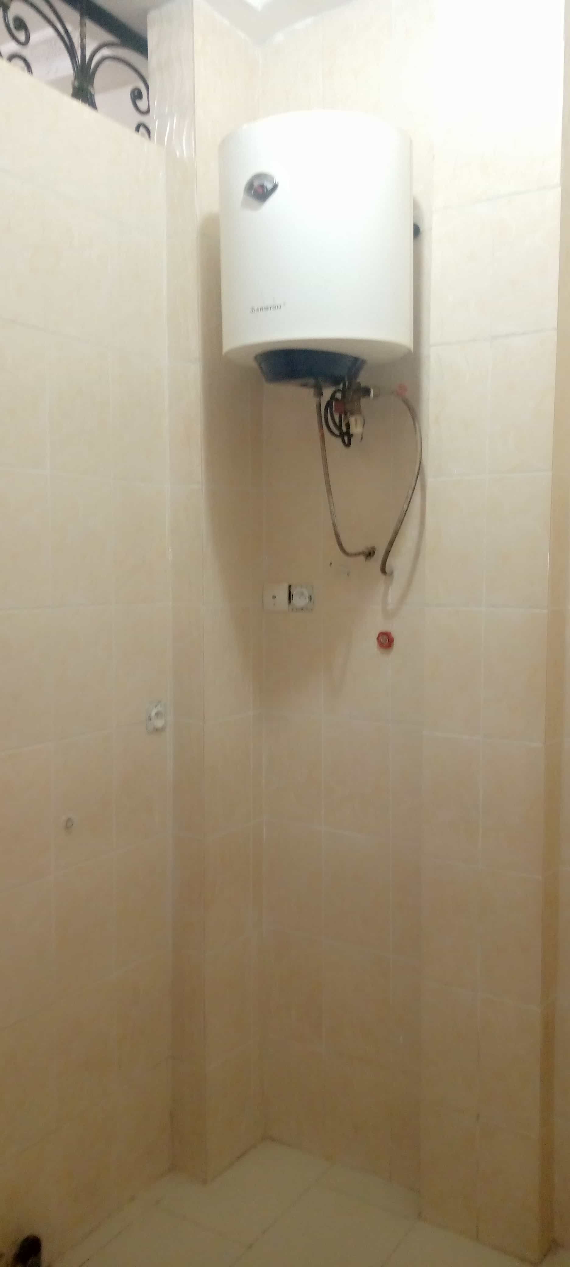 Apartment to rent - Yaoundé, Mfandena, Pas loin de la mobil - 1 living room(s), 3 bedroom(s), 3 bathroom(s) - 400 000 FCFA / month