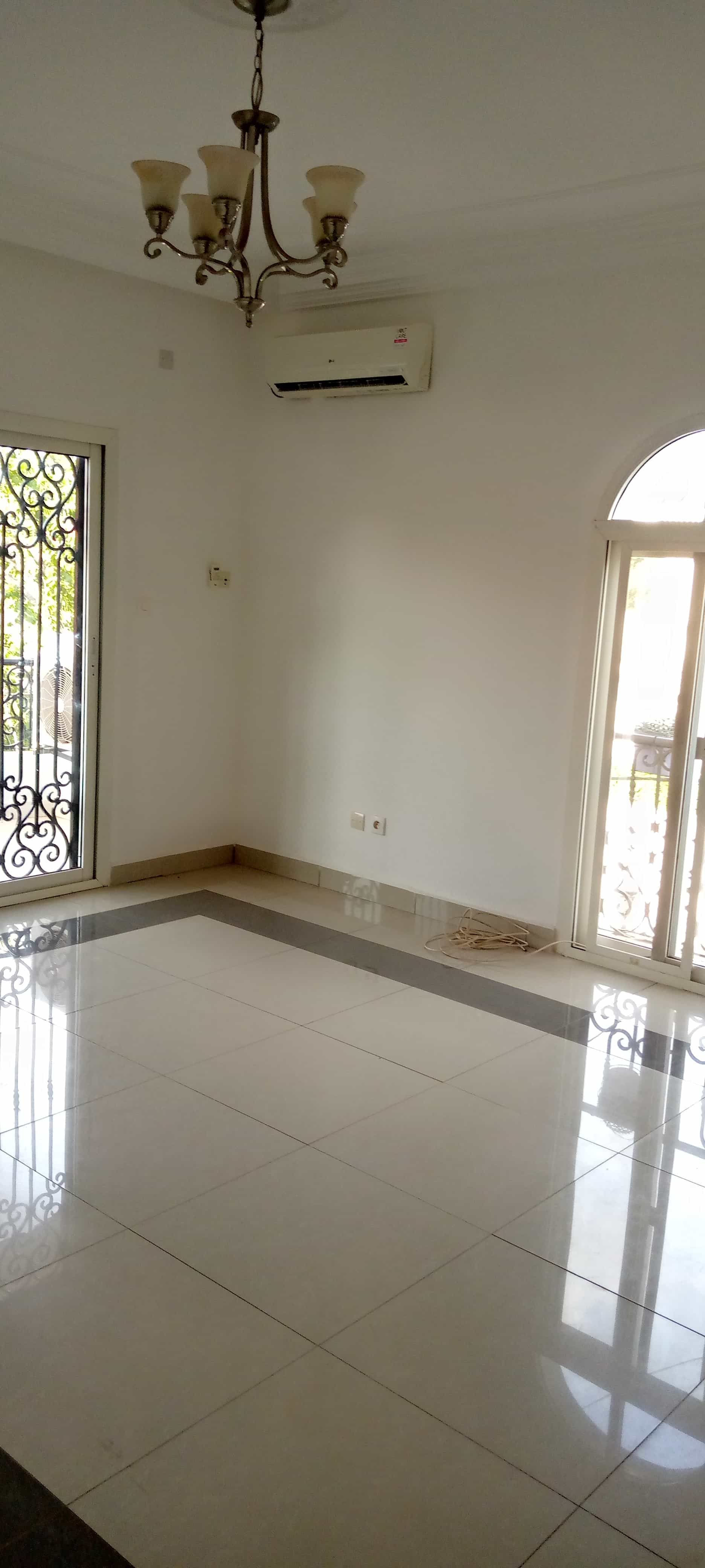 Apartment to rent - Yaoundé, Bastos, Golf - 1 living room(s), 3 bedroom(s), 4 bathroom(s) - 1 000 000 FCFA / month