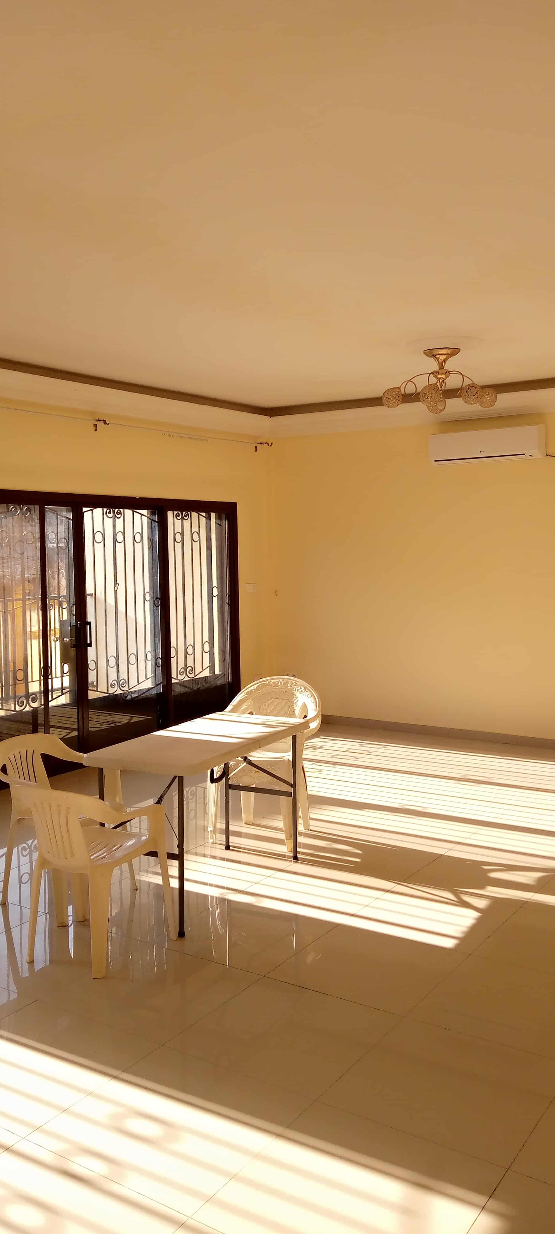 Apartment to rent - Yaoundé, Bastos, Golf - 1 living room(s), 3 bedroom(s), 4 bathroom(s) - 1 100 000 FCFA / month