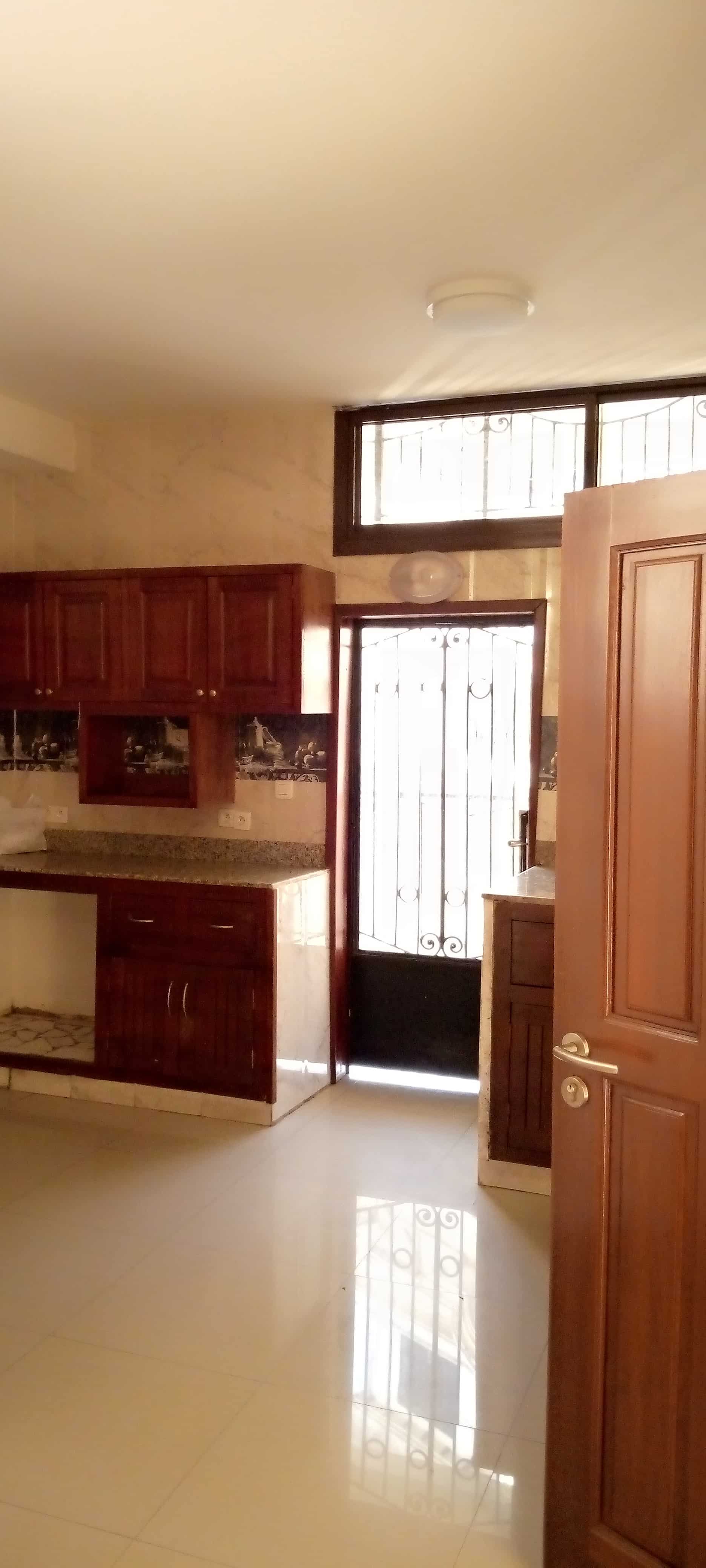 Apartment to rent - Yaoundé, Bastos, Golf - 1 living room(s), 3 bedroom(s), 4 bathroom(s) - 1 100 000 FCFA / month