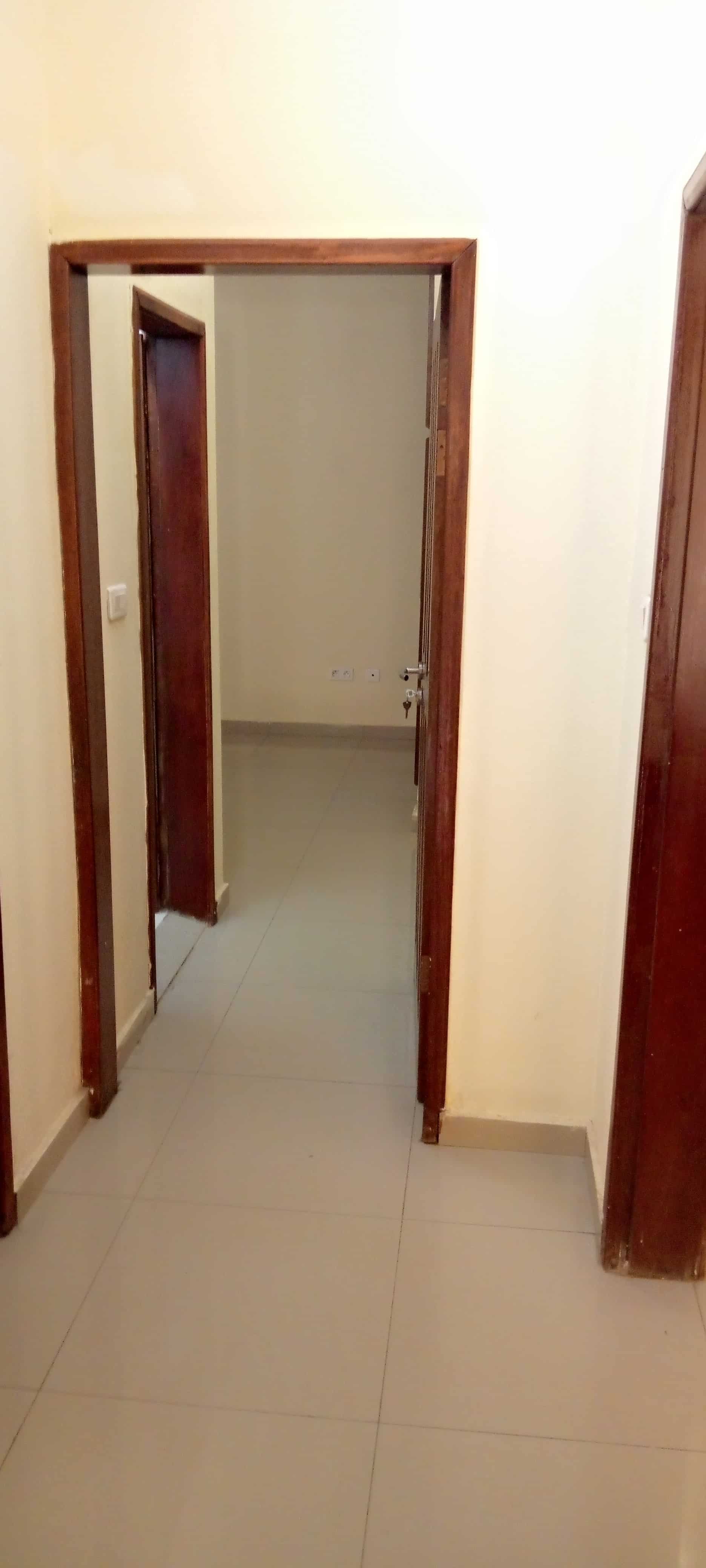 Apartment to rent - Yaoundé, Bastos, Golf - 1 living room(s), 3 bedroom(s), 4 bathroom(s) - 1 100 000 FCFA / month