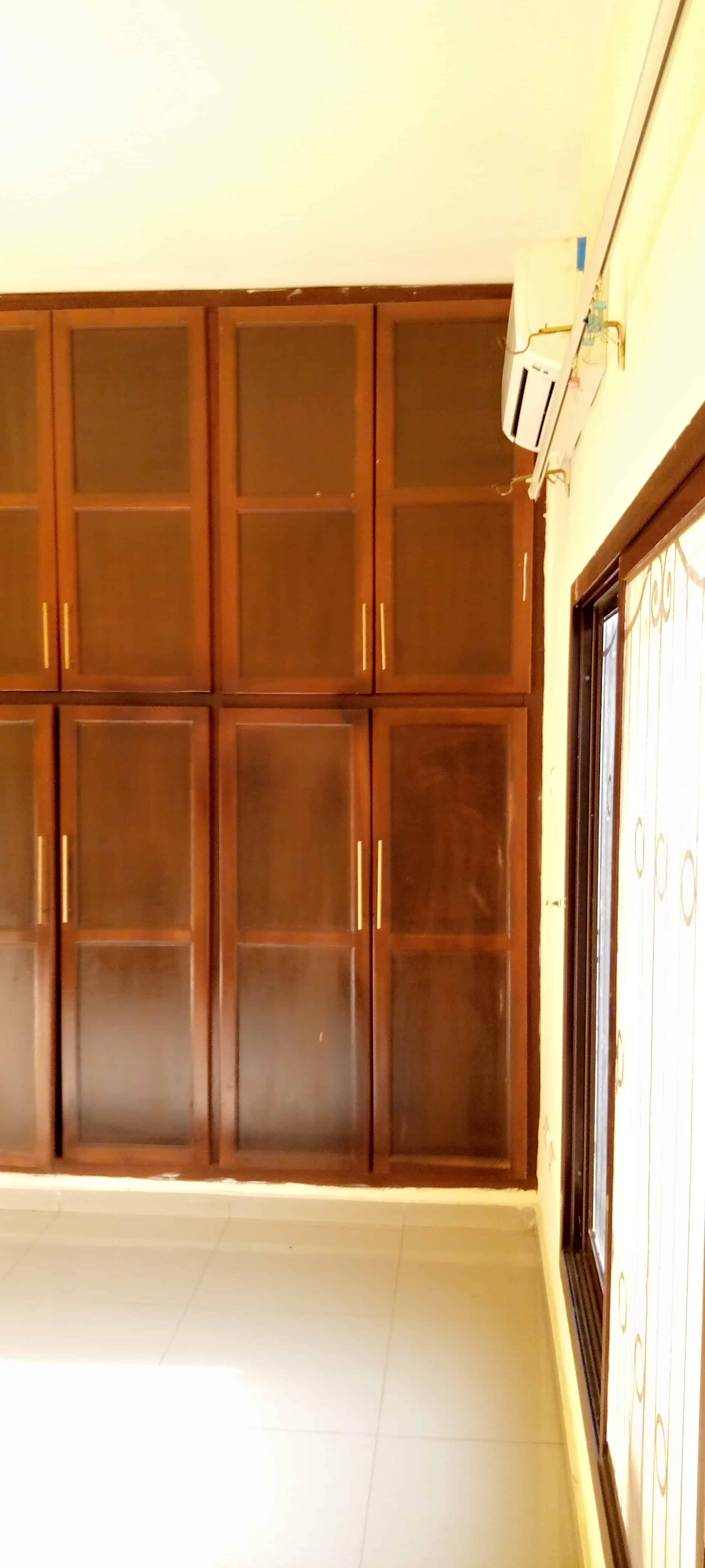 Apartment to rent - Yaoundé, Bastos, Golf - 1 living room(s), 3 bedroom(s), 4 bathroom(s) - 1 100 000 FCFA / month