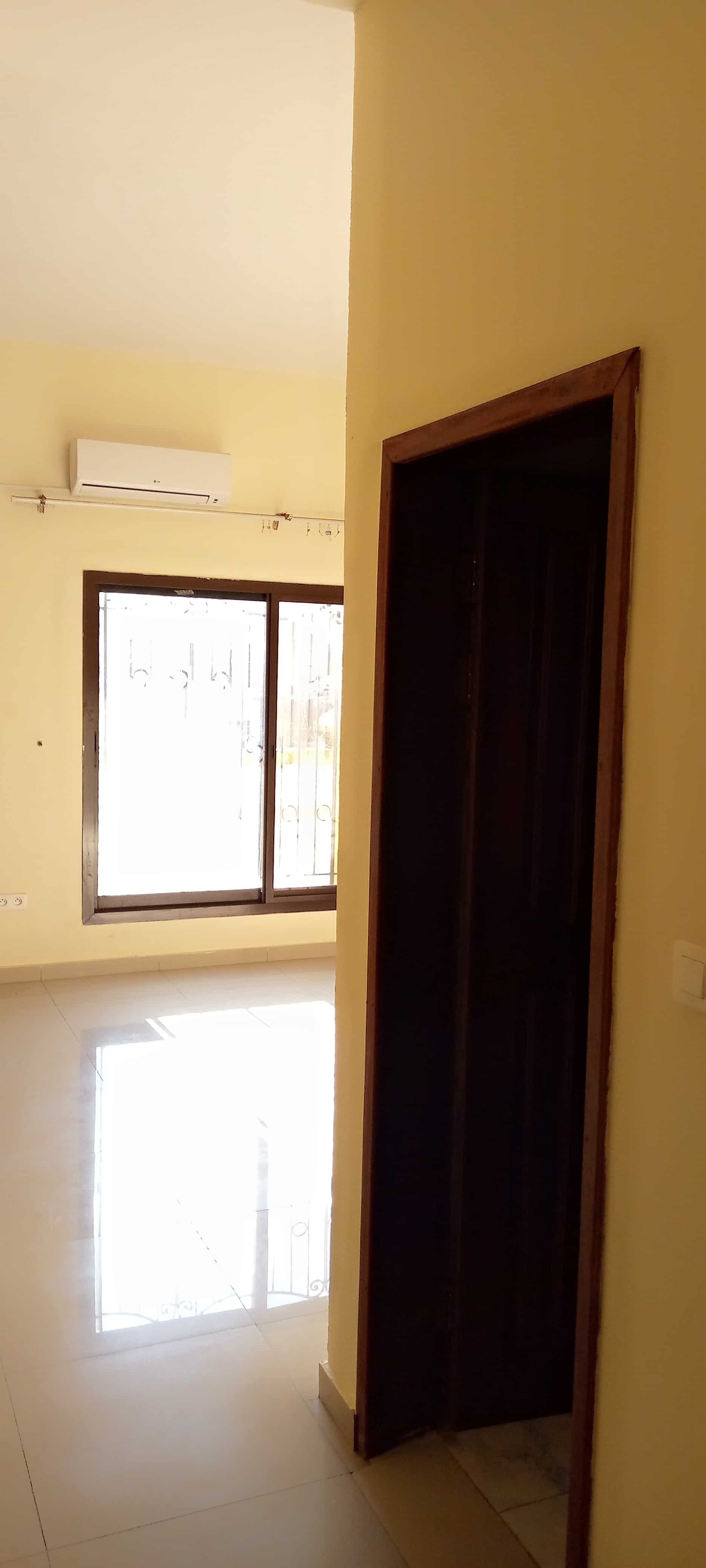 Apartment to rent - Yaoundé, Bastos, Golf - 1 living room(s), 3 bedroom(s), 4 bathroom(s) - 1 100 000 FCFA / month