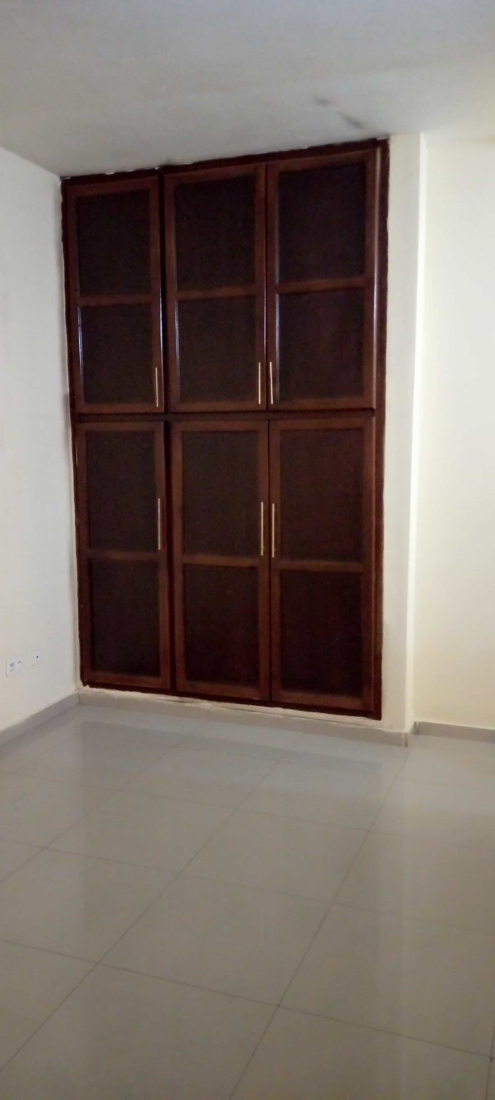 Apartment to rent - Yaoundé, Bastos, Golf - 1 living room(s), 3 bedroom(s), 4 bathroom(s) - 1 100 000 FCFA / month