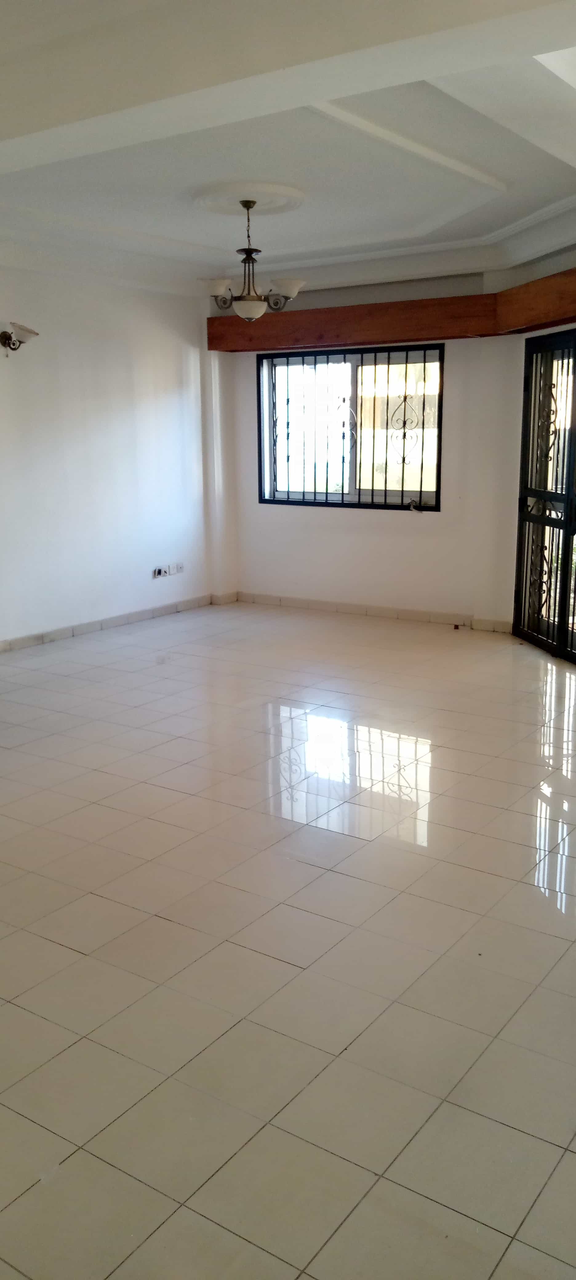 Apartment to rent - Yaoundé, Bastos, Golf - 1 living room(s), 2 bedroom(s), 3 bathroom(s) - 800 000 FCFA / month