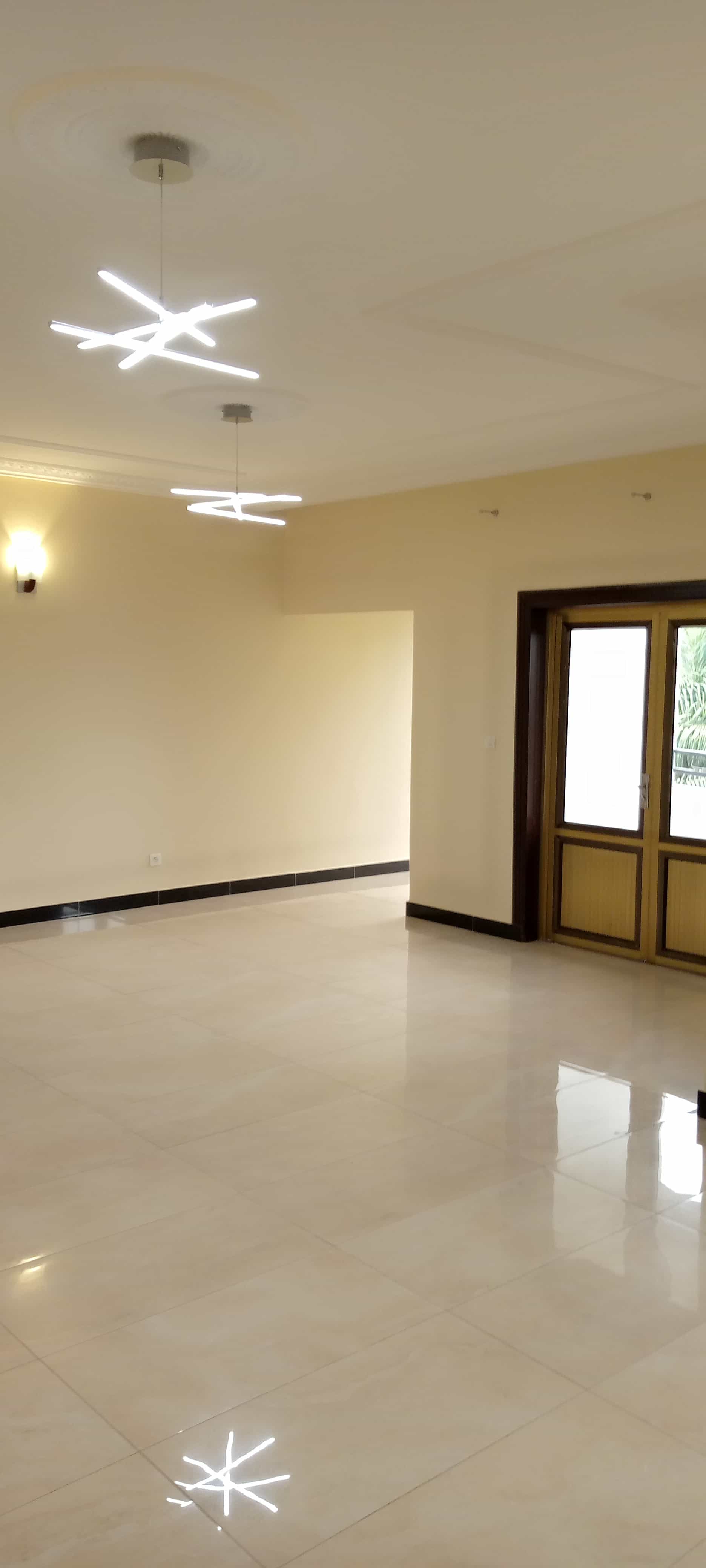 Apartment to rent - Yaoundé, Bastos, PS loin d'orange - 1 living room(s), 3 bedroom(s), 4 bathroom(s) - 1 500 000 FCFA / month