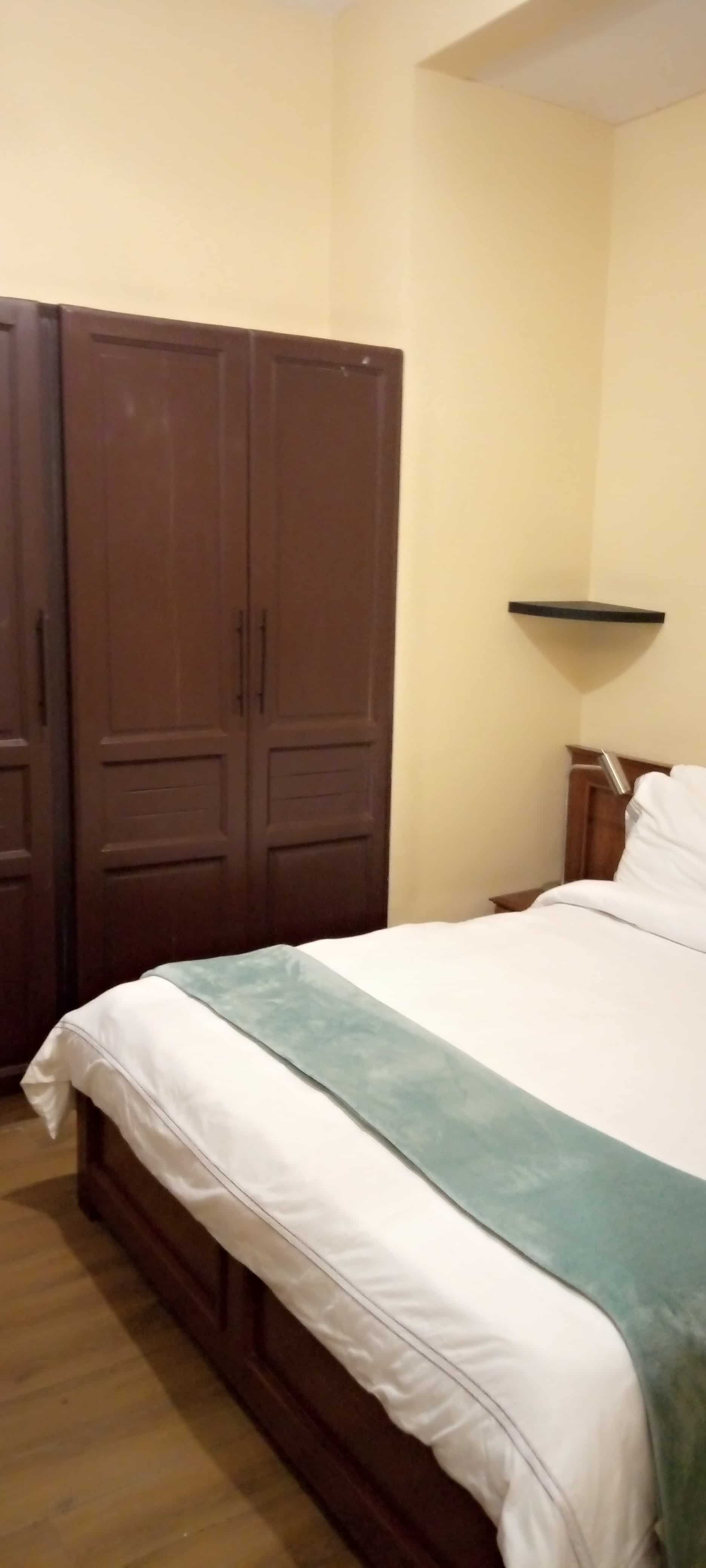 Apartment to rent - Yaoundé, Bastos, PS loin d'orange - 1 living room(s), 3 bedroom(s), 4 bathroom(s) - 2 000 000 FCFA / month