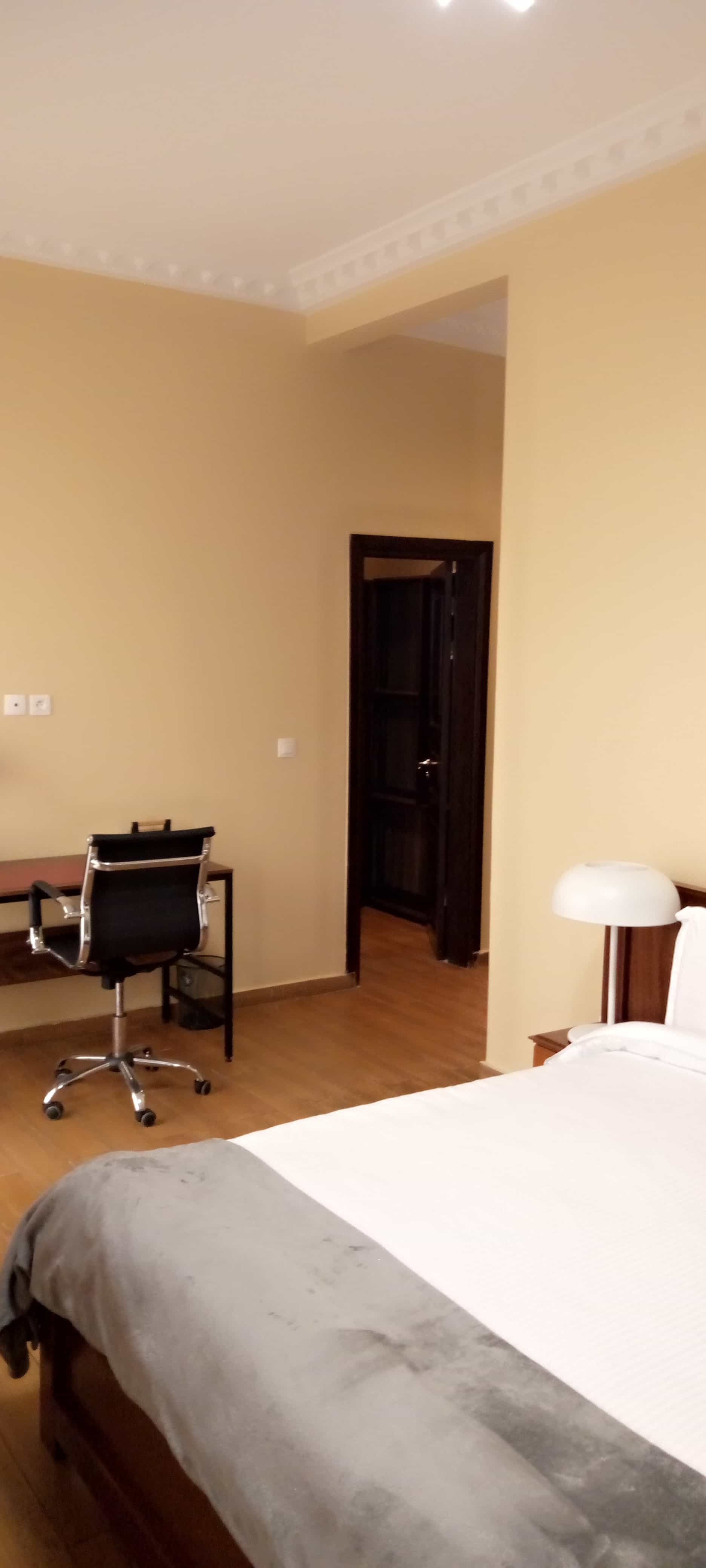 Apartment to rent - Yaoundé, Bastos, PS loin d'orange - 1 living room(s), 3 bedroom(s), 4 bathroom(s) - 2 000 000 FCFA / month