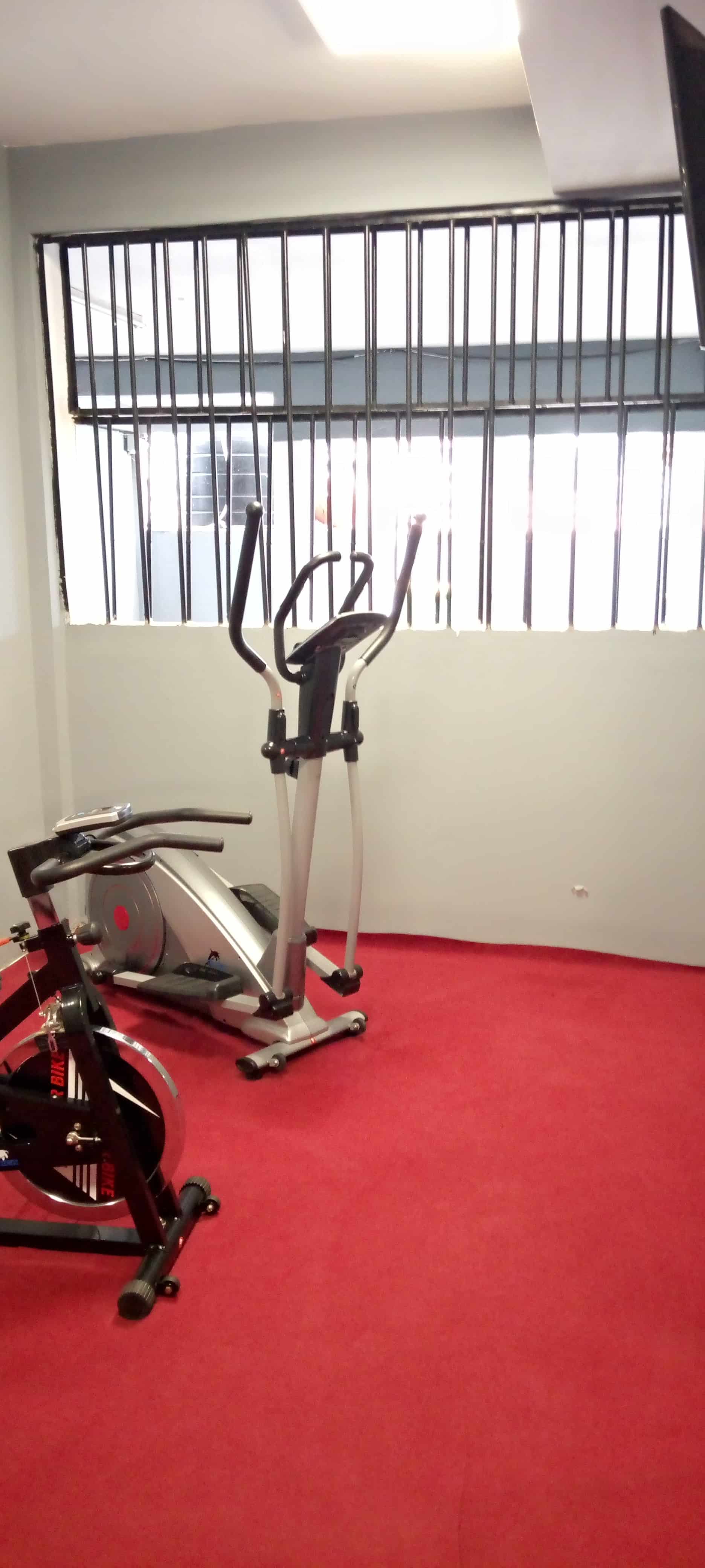 Apartment to rent - Yaoundé, Bastos, PS loin d'orange - 1 living room(s), 3 bedroom(s), 4 bathroom(s) - 2 000 000 FCFA / month