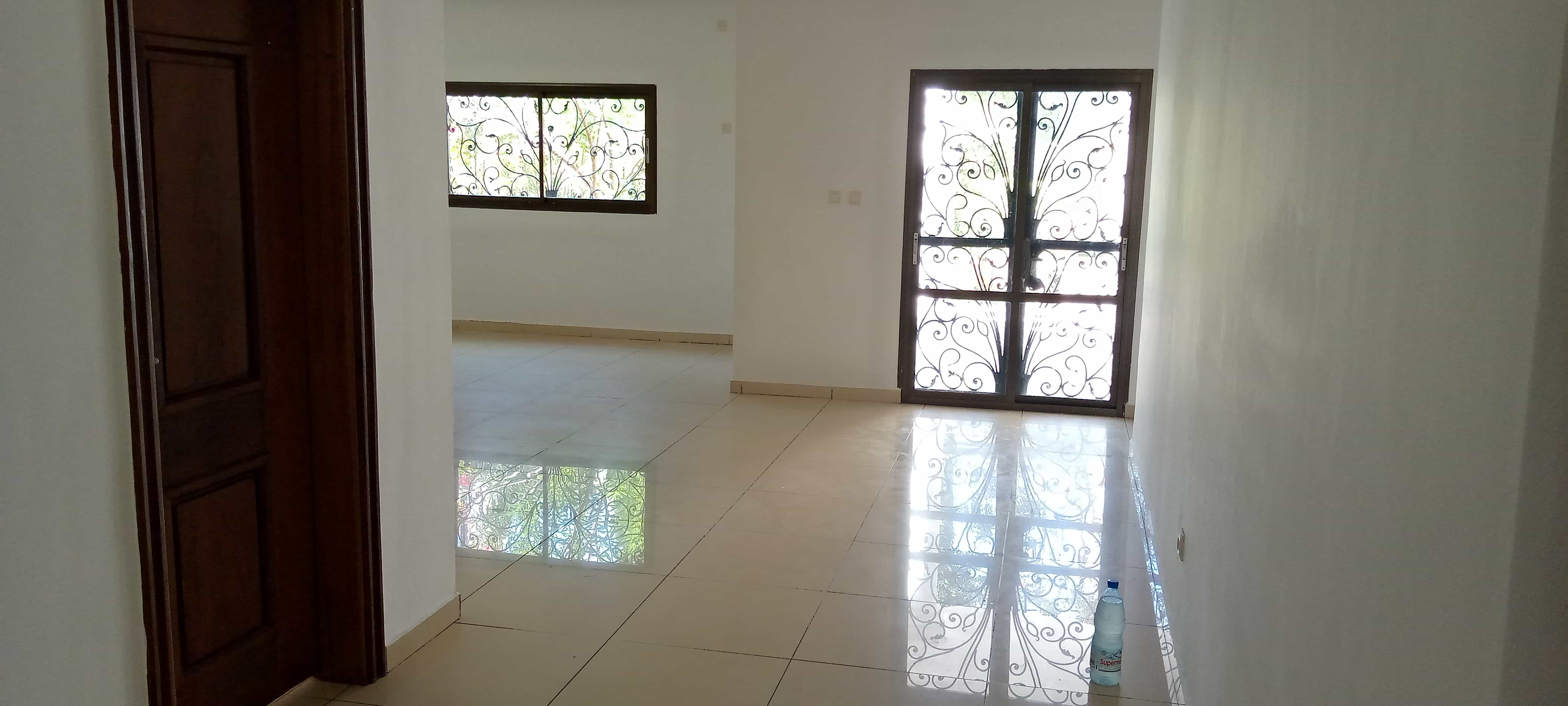 Apartment to rent - Yaoundé, Bastos, Vers golf - 1 living room(s), 3 bedroom(s), 4 bathroom(s) - 1 000 000 FCFA / month
