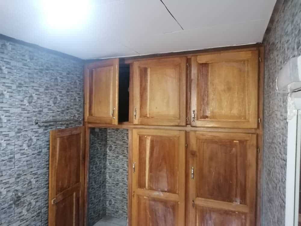 Apartment to rent - Yaoundé, Bastos, Pas loin du carrefour - 1 living room(s), 3 bedroom(s), 2 bathroom(s) - 250 000 FCFA / month