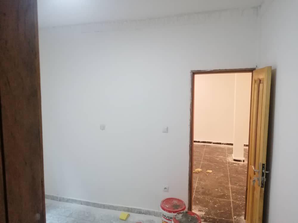 Apartment to rent - Yaoundé, Bastos, Pas loin du carrefour - 1 living room(s), 3 bedroom(s), 2 bathroom(s) - 250 000 FCFA / month