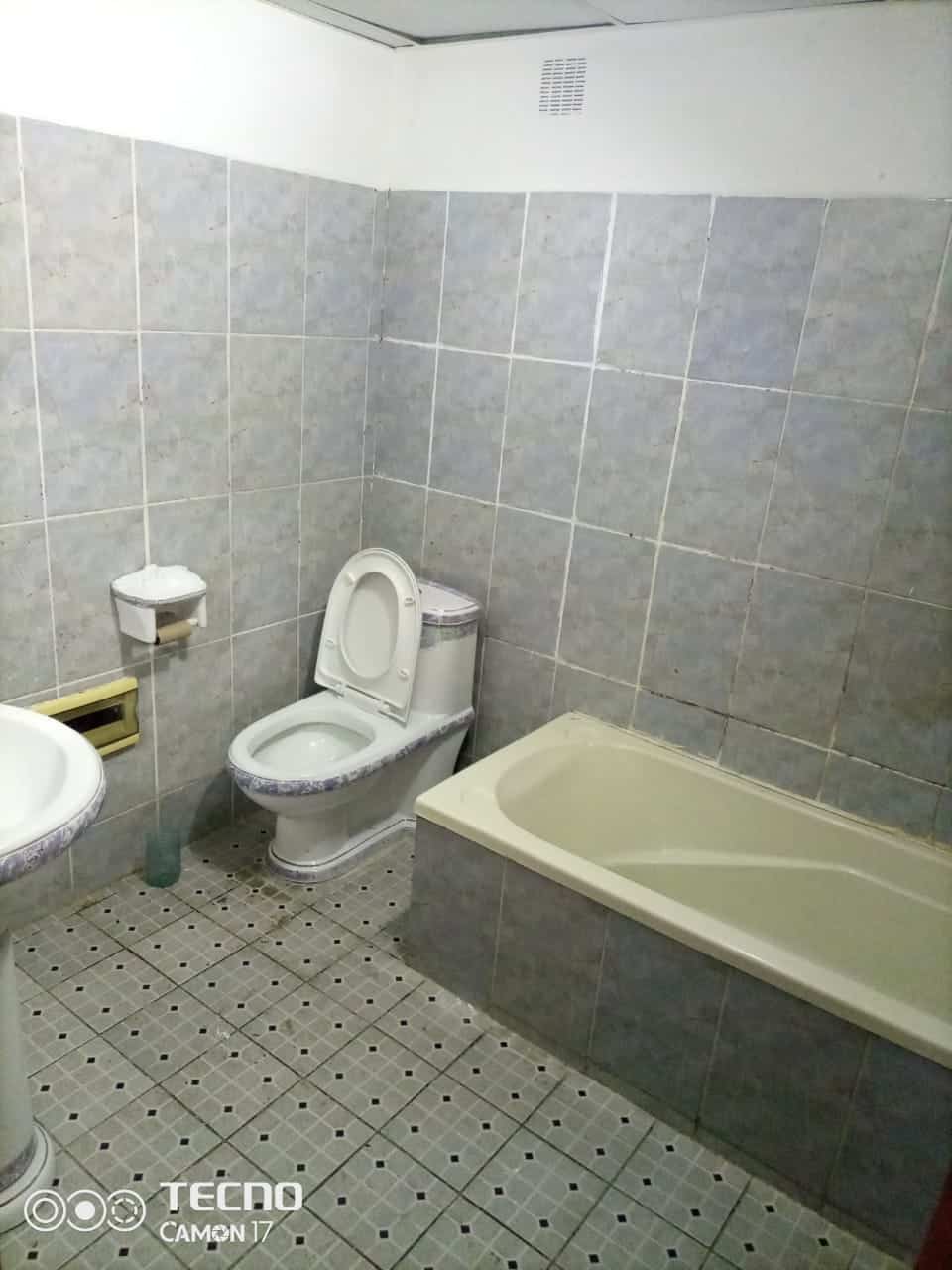 Appartement à louer - Douala, Bonapriso, Bonapriso - 1 salon(s), 3 chambre(s), 2 salle(s) de bains - 700 000 FCFA / mois