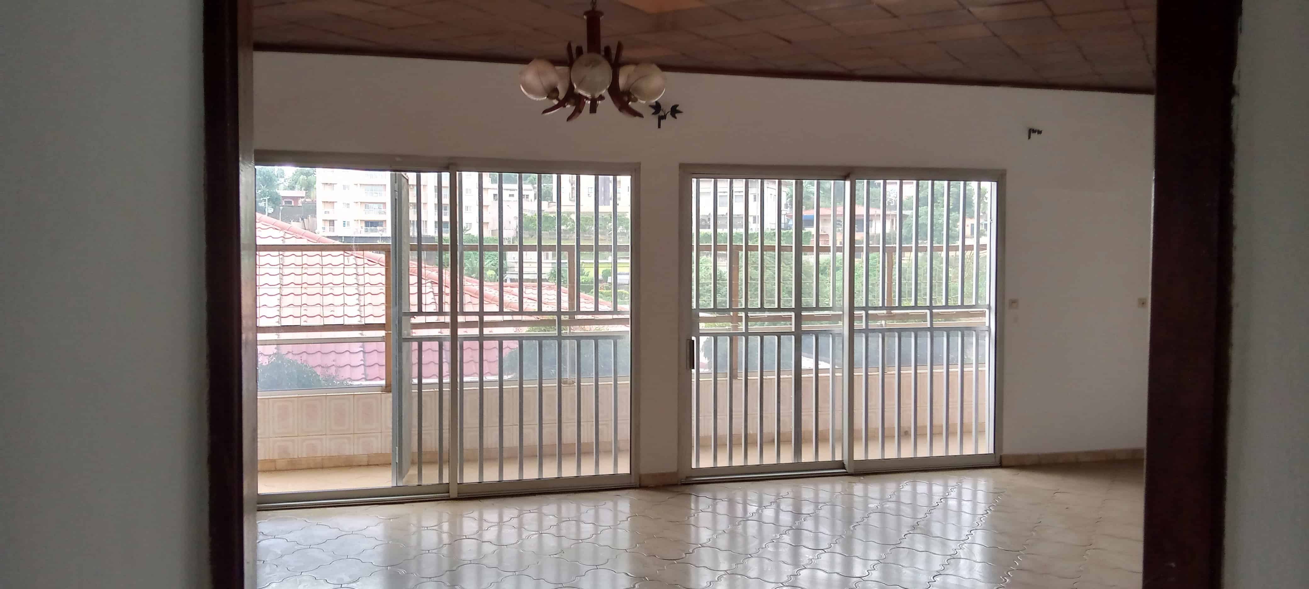 Apartment to rent - Yaoundé, Bastos, Pas loin du carrefour - 1 living room(s), 3 bedroom(s), 3 bathroom(s) - 700 000 FCFA / month