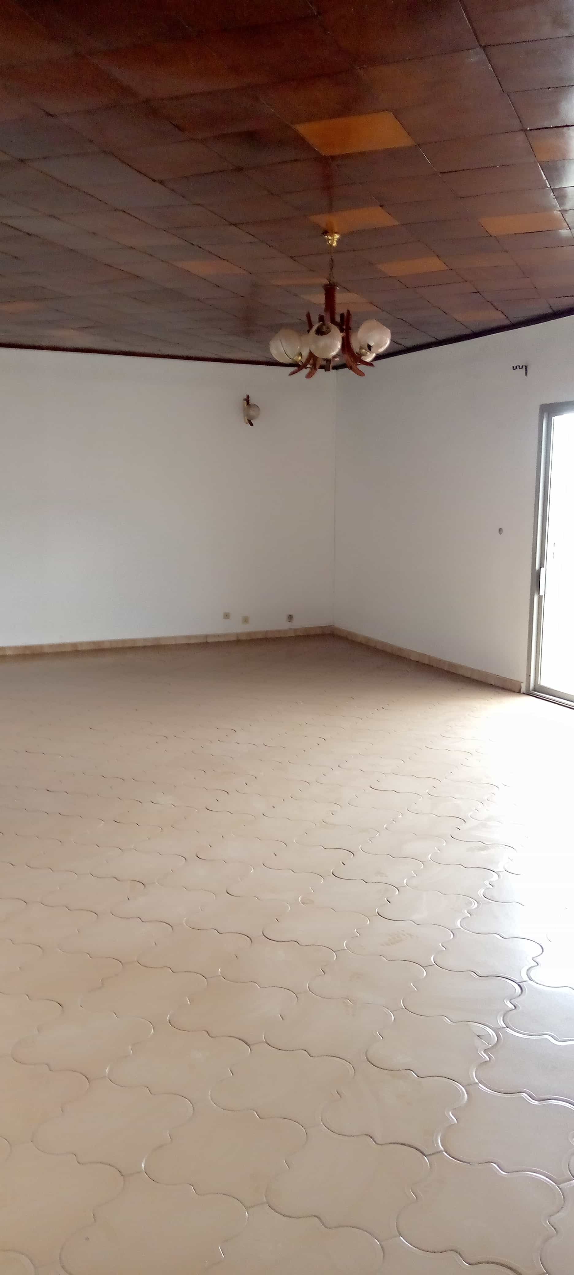 Apartment to rent - Yaoundé, Bastos, Pas loin du carrefour - 1 living room(s), 3 bedroom(s), 3 bathroom(s) - 700 000 FCFA / month