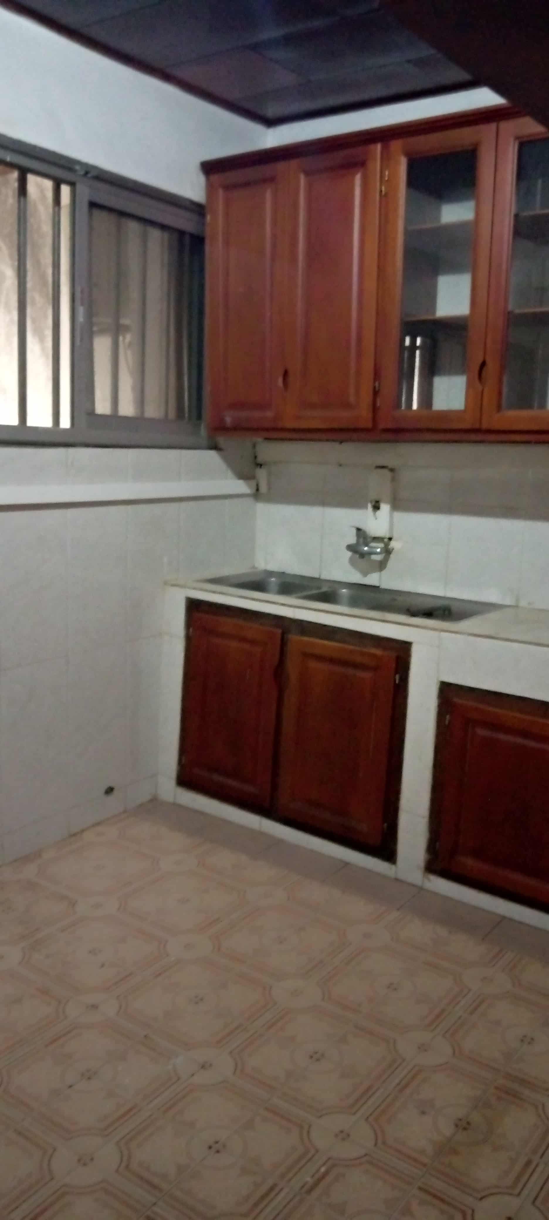 Apartment to rent - Yaoundé, Bastos, Pas loin du carrefour - 1 living room(s), 3 bedroom(s), 3 bathroom(s) - 700 000 FCFA / month
