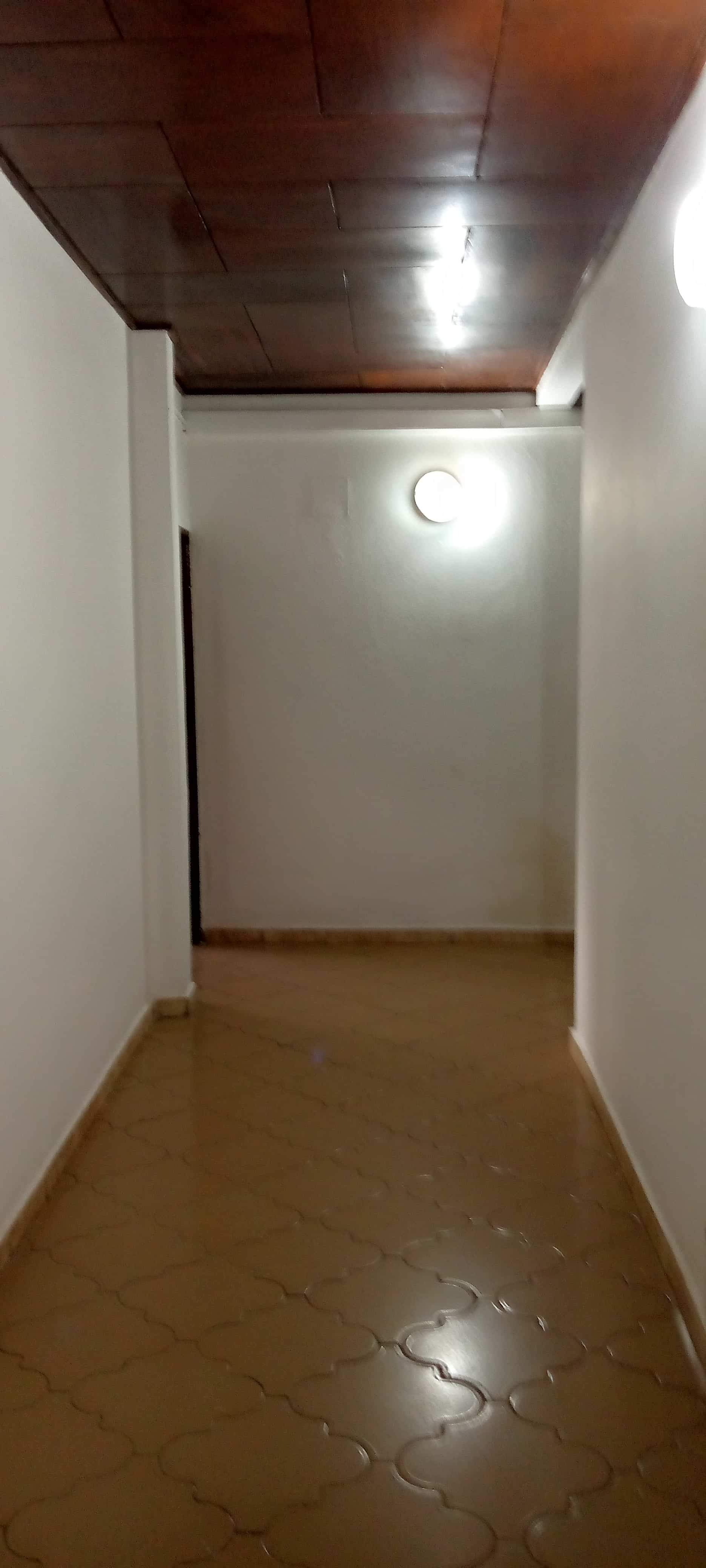 Apartment to rent - Yaoundé, Bastos, Pas loin du carrefour - 1 living room(s), 3 bedroom(s), 3 bathroom(s) - 700 000 FCFA / month