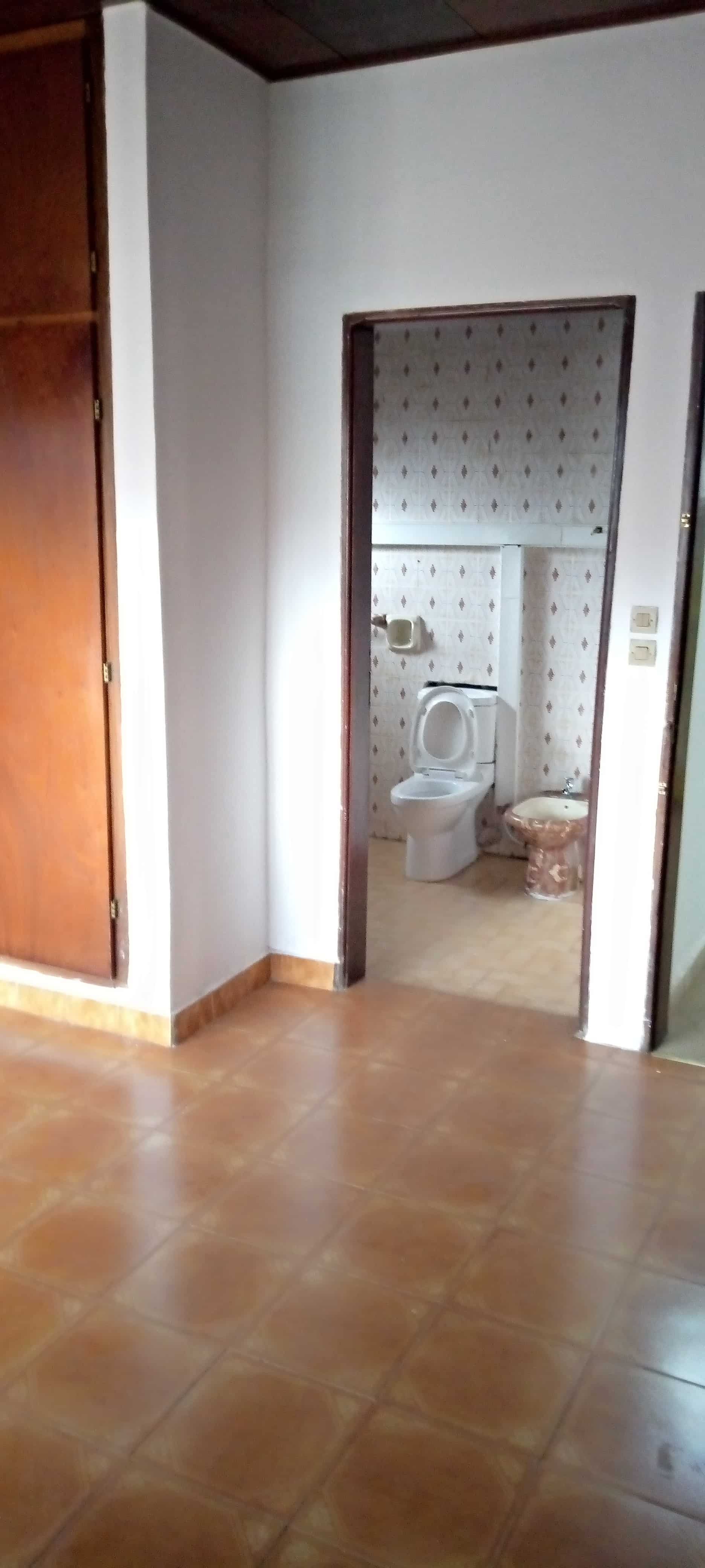 Apartment to rent - Yaoundé, Bastos, Pas loin du carrefour - 1 living room(s), 3 bedroom(s), 3 bathroom(s) - 700 000 FCFA / month