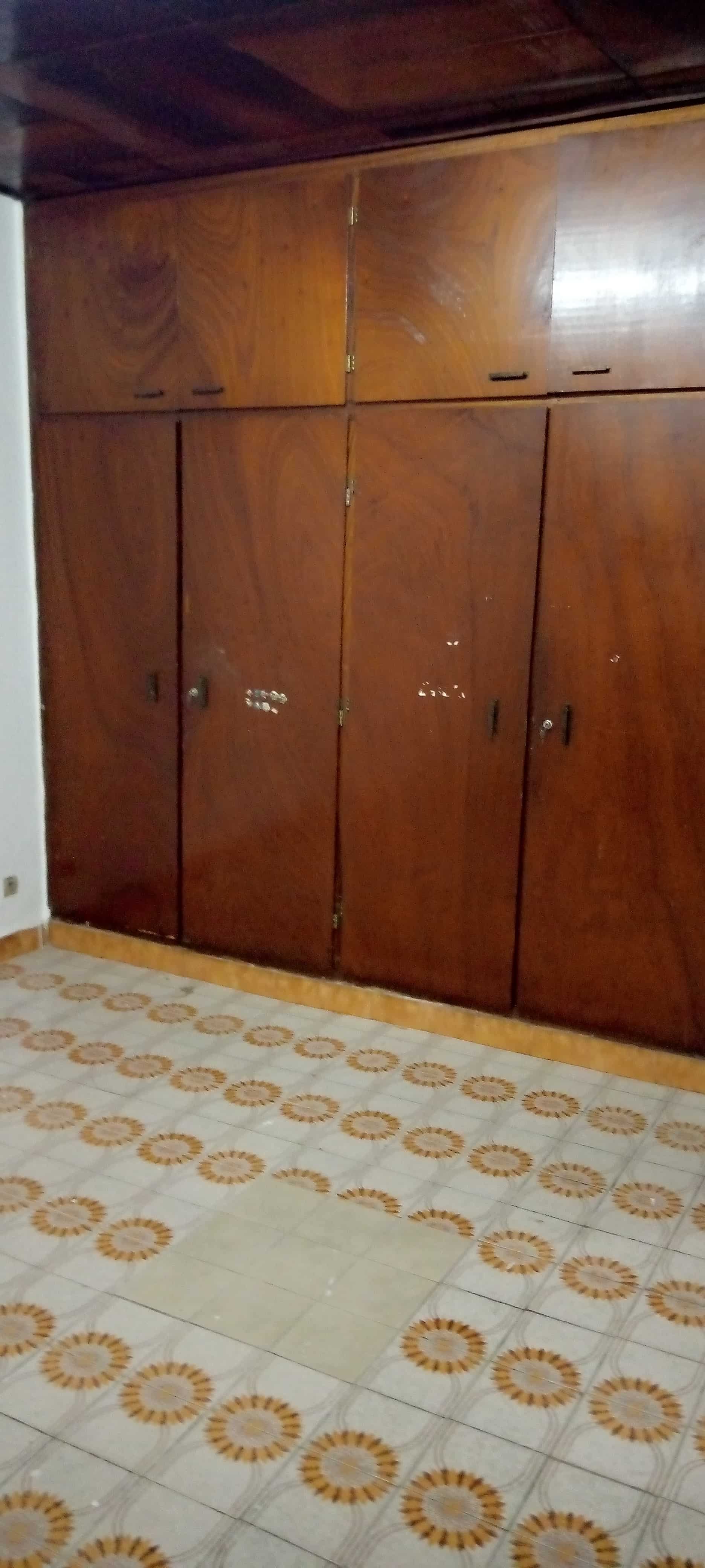 Apartment to rent - Yaoundé, Bastos, Pas loin du carrefour - 1 living room(s), 3 bedroom(s), 3 bathroom(s) - 700 000 FCFA / month