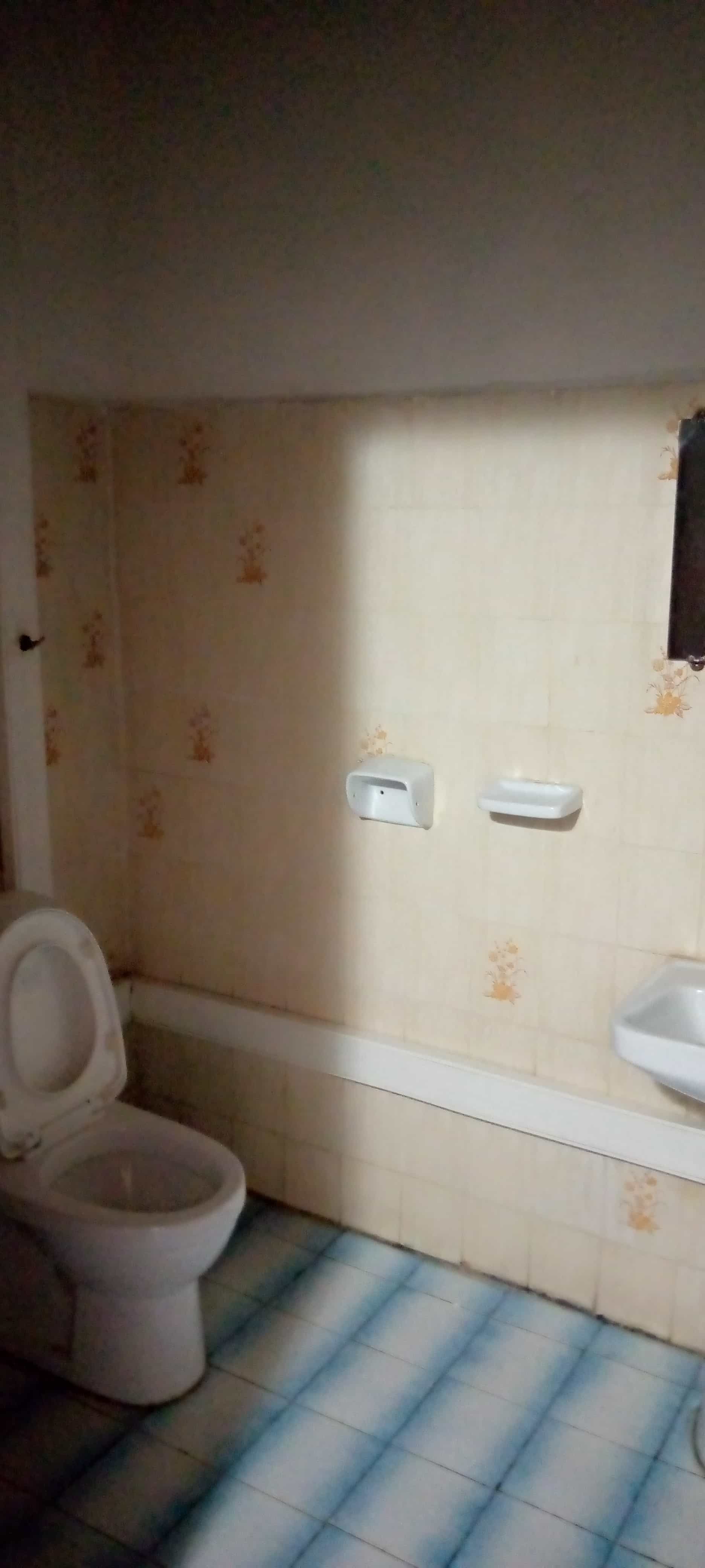 Apartment to rent - Yaoundé, Bastos, Pas loin du carrefour - 1 living room(s), 3 bedroom(s), 3 bathroom(s) - 700 000 FCFA / month