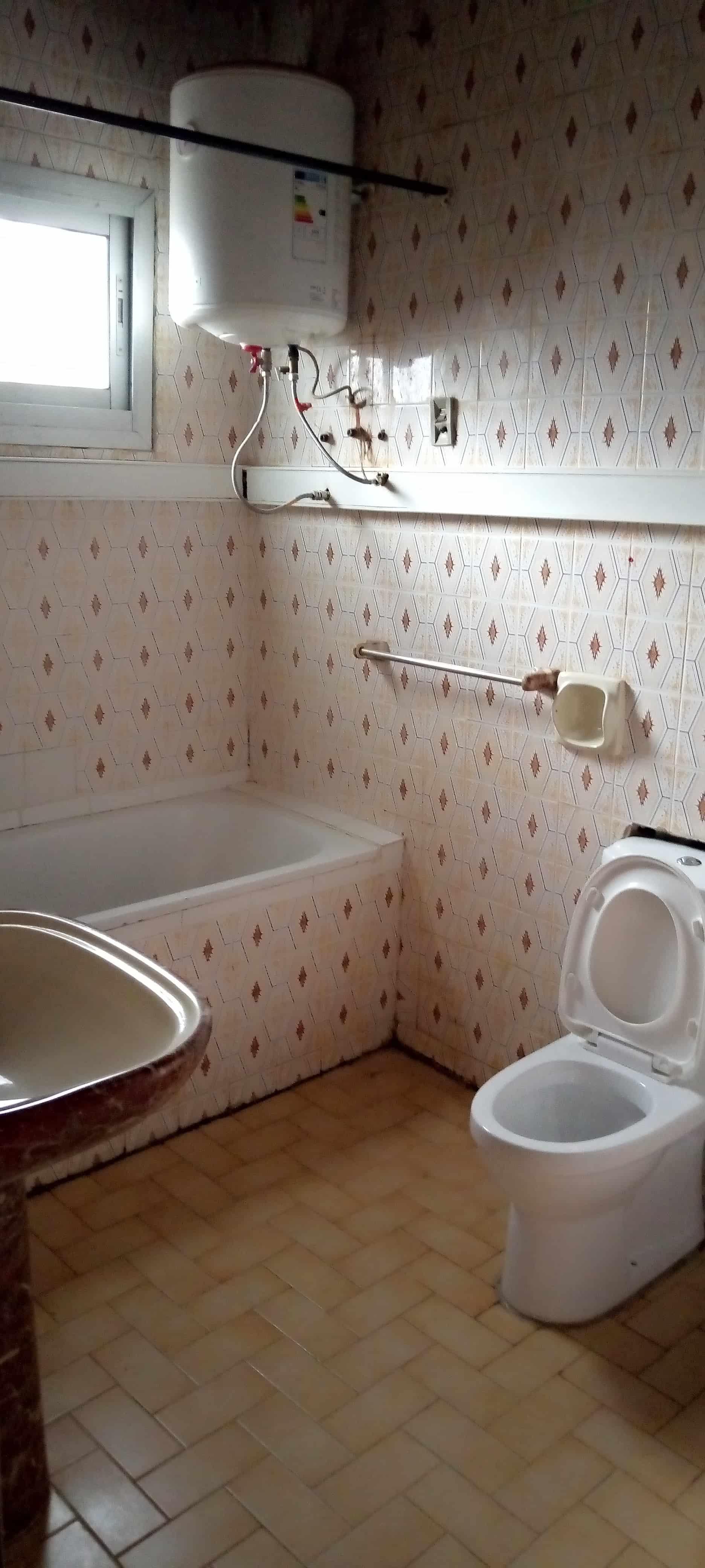 Apartment to rent - Yaoundé, Bastos, Pas loin du carrefour - 1 living room(s), 3 bedroom(s), 3 bathroom(s) - 700 000 FCFA / month