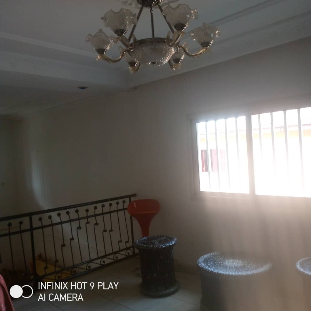 Maison (Duplex) à vendre - Yaoundé, Mfandena, Mfandena - 2 salon(s), 6 chambre(s), 6 salle(s) de bains - 250 000 000 FCFA