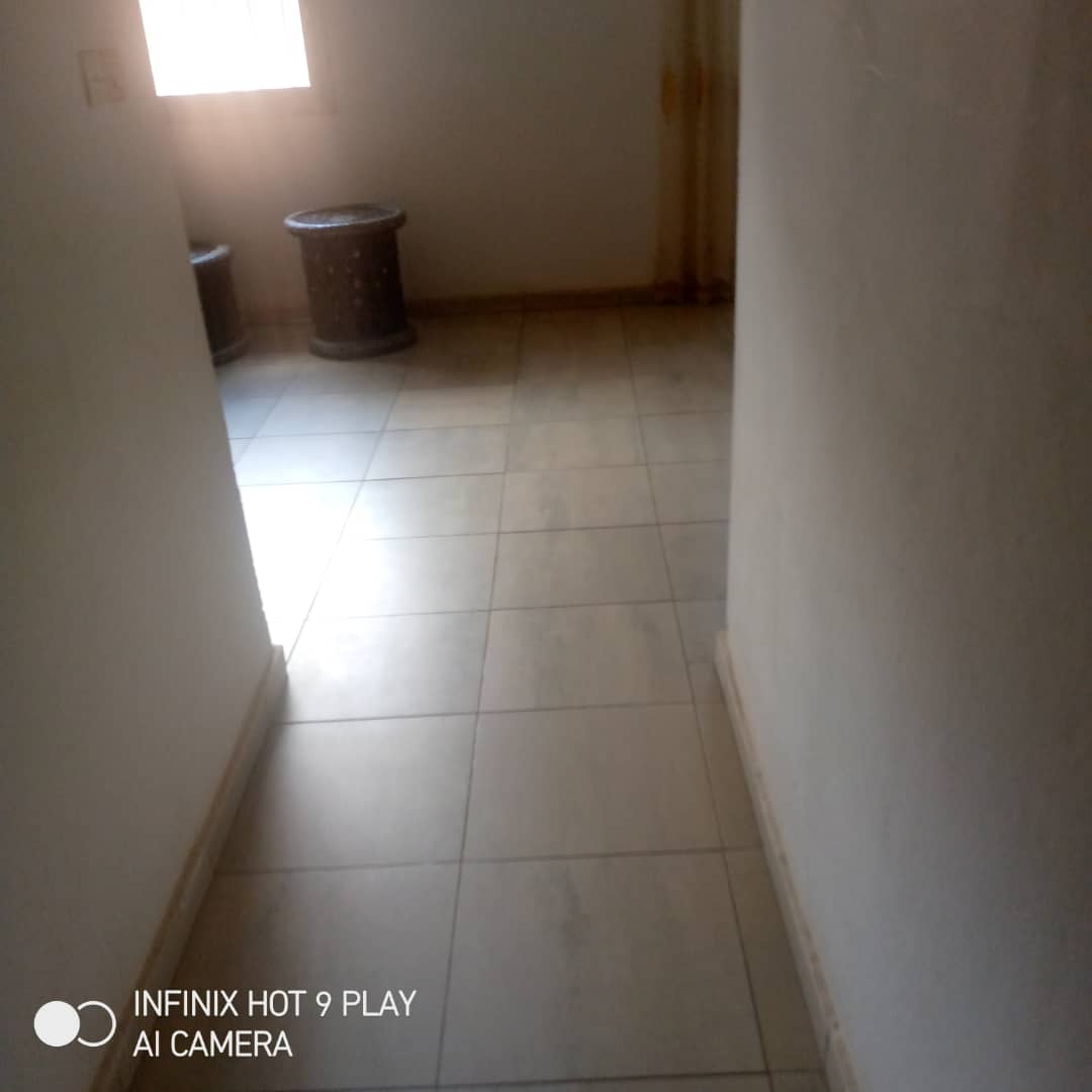 Maison (Duplex) à vendre - Yaoundé, Mfandena, Mfandena - 2 salon(s), 6 chambre(s), 6 salle(s) de bains - 250 000 000 FCFA