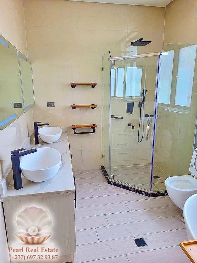 Apartment to rent - Yaoundé, Bastos, Bastos - 1 living room(s), 3 bedroom(s), 2 bathroom(s) - 2 500 000 FCFA / month