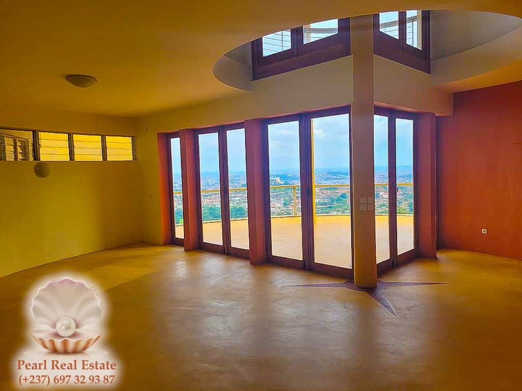 Appartement à louer - Yaoundé, Mont Fébé, Mont FEBE - 1 salon(s), 3 chambre(s), 2 salle(s) de bains - 1 800 000 FCFA / mois