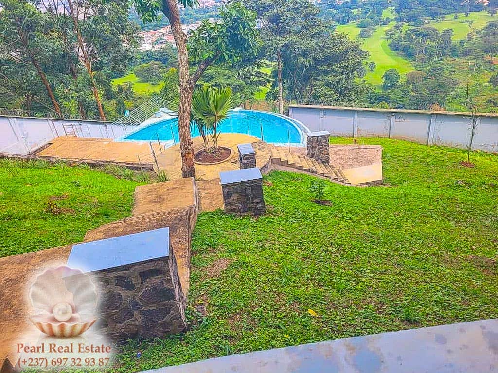 Appartement à louer - Yaoundé, Mont Fébé, Mont FEBE - 1 salon(s), 3 chambre(s), 2 salle(s) de bains - 1 800 000 FCFA / mois