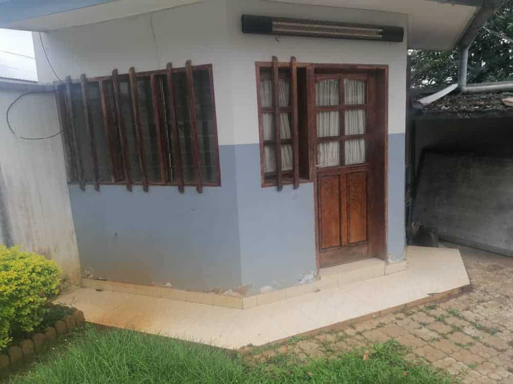 Maison (Villa) à louer - Yaoundé, Bastos, Pas loin du carrefour(villa avec dépendance) - 1 salon(s), 3 chambre(s), 3 salle(s) de bains - 350 000 FCFA / mois