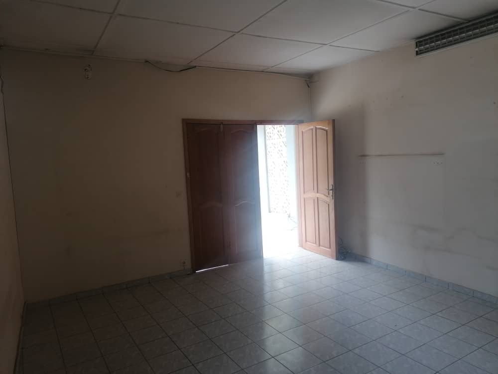 Maison (Villa) à louer - Yaoundé, Bastos, Pas loin du carrefour(villa avec dépendance) - 1 salon(s), 3 chambre(s), 3 salle(s) de bains - 350 000 FCFA / mois