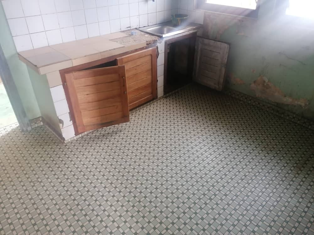 Maison (Villa) à louer - Yaoundé, Bastos, Pas loin du carrefour(villa avec dépendance) - 1 salon(s), 3 chambre(s), 3 salle(s) de bains - 350 000 FCFA / mois