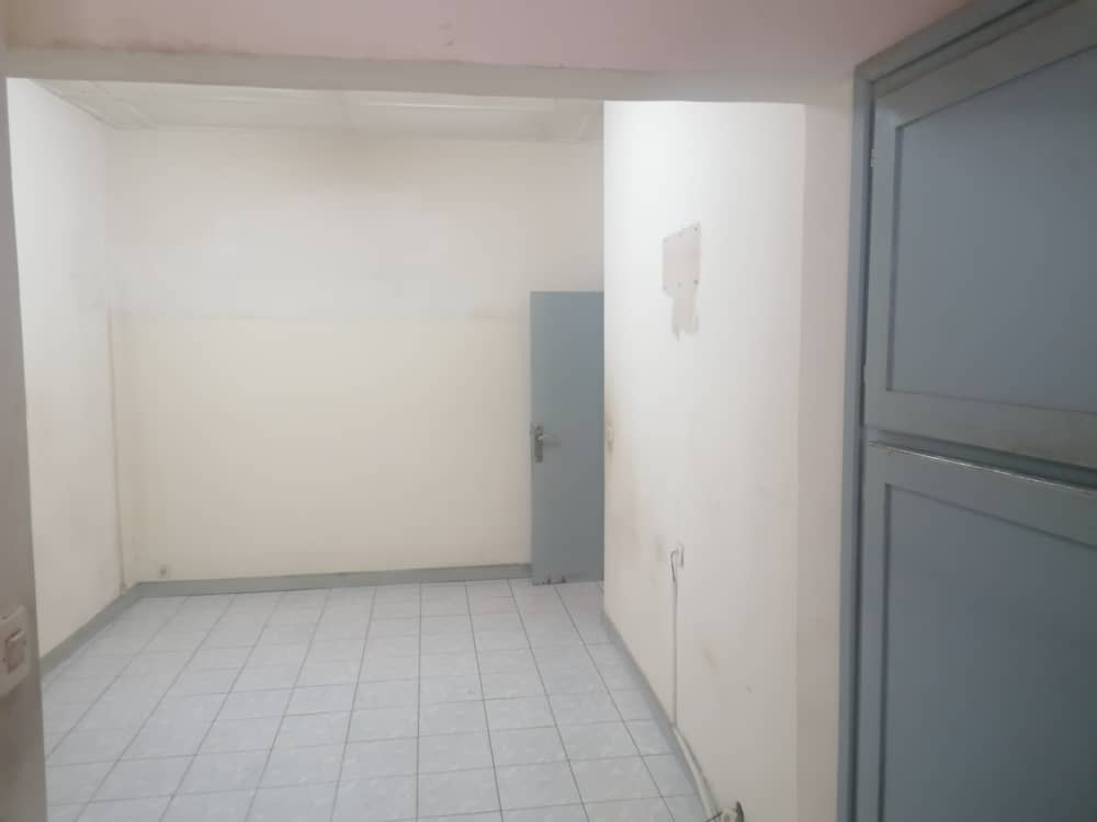 Maison (Villa) à louer - Yaoundé, Bastos, Pas loin du carrefour(villa avec dépendance) - 1 salon(s), 3 chambre(s), 3 salle(s) de bains - 350 000 FCFA / mois