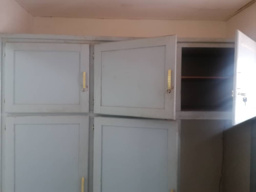 Maison (Villa) à louer - Yaoundé, Bastos, Pas loin du carrefour(villa avec dépendance) - 1 salon(s), 3 chambre(s), 3 salle(s) de bains - 350 000 FCFA / mois
