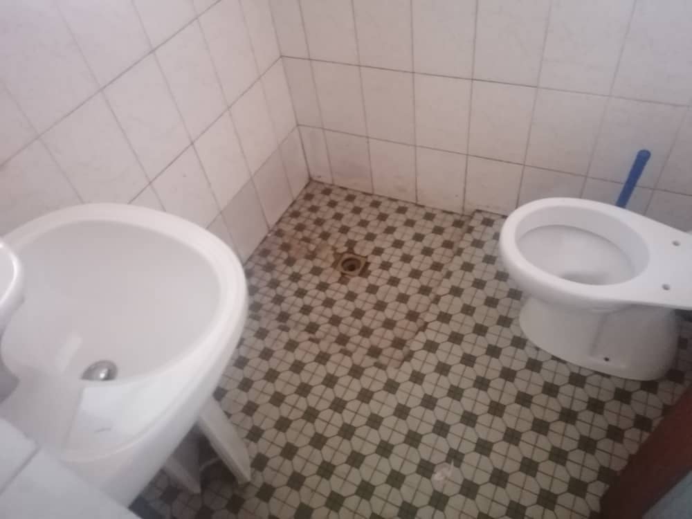 Maison (Villa) à louer - Yaoundé, Bastos, Pas loin du carrefour(villa avec dépendance) - 1 salon(s), 3 chambre(s), 3 salle(s) de bains - 350 000 FCFA / mois
