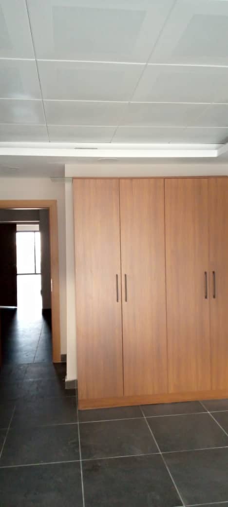 Apartment to rent - Yaoundé, Bastos, Bastos ( appartement avec piscine) - 1 living room(s), 3 bedroom(s), 4 bathroom(s) - 2 500 000 FCFA / month