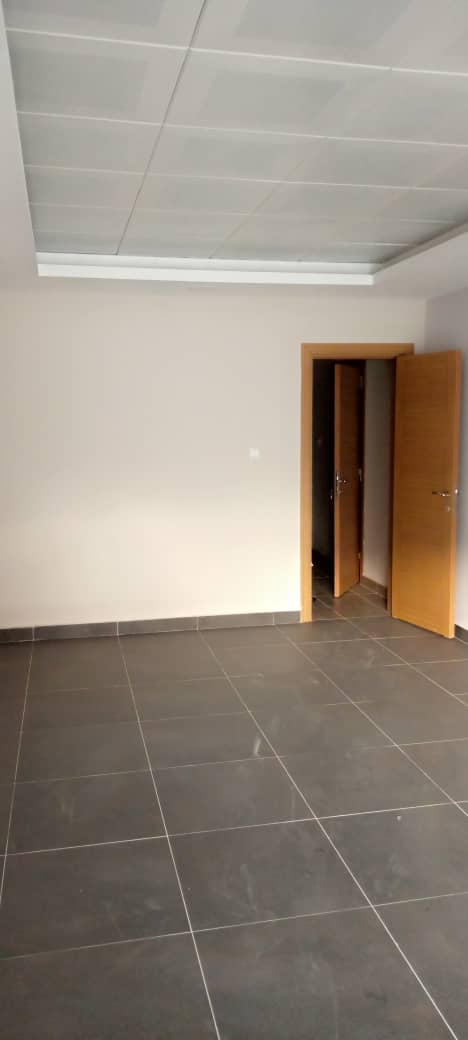 Apartment to rent - Yaoundé, Bastos, Bastos ( appartement avec piscine) - 1 living room(s), 3 bedroom(s), 4 bathroom(s) - 2 500 000 FCFA / month